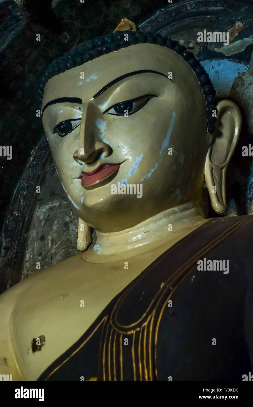 Malinconica antica tradizionale Buddha birmano con cicatrici e graffi in faccia Foto Stock