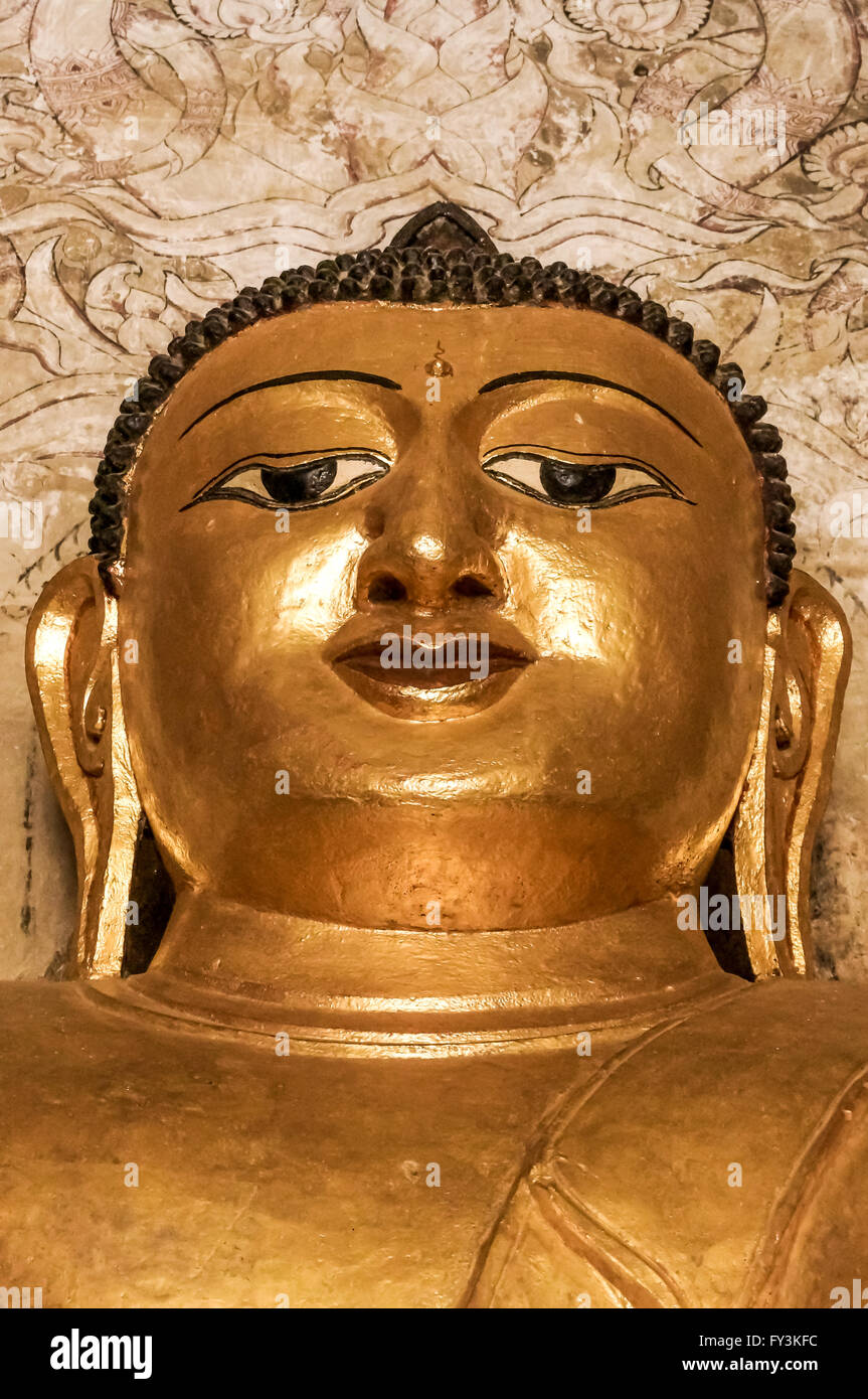 Strong golden meditazione Buddha faccia con terzo occhio MYANMAR Birmania Foto Stock