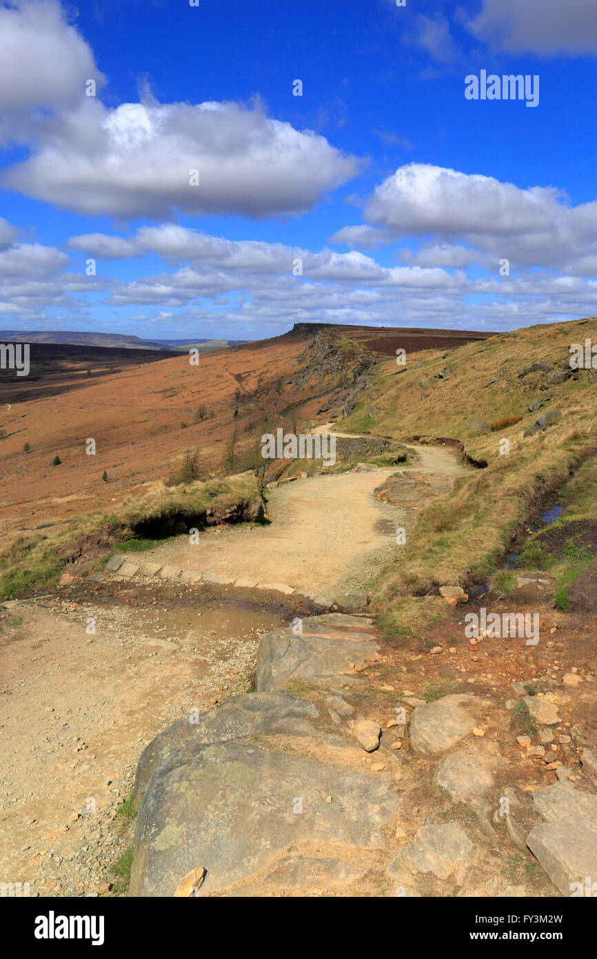 Lunga strada rialzata che conduce fuori bordo Stanage, Hope Valley, il Parco Nazionale di Peak District, Derbyshire, Inghilterra, Regno Unito. Foto Stock