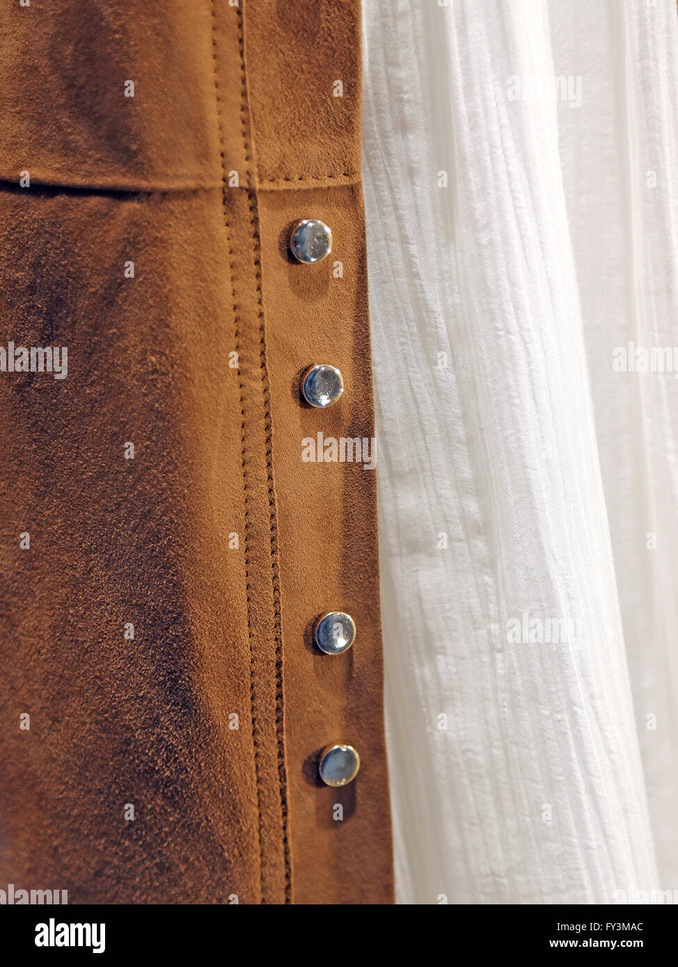 Antico borgo medioevale vestito con una camicia bianca ed elegante giubbotto in pelle Foto Stock