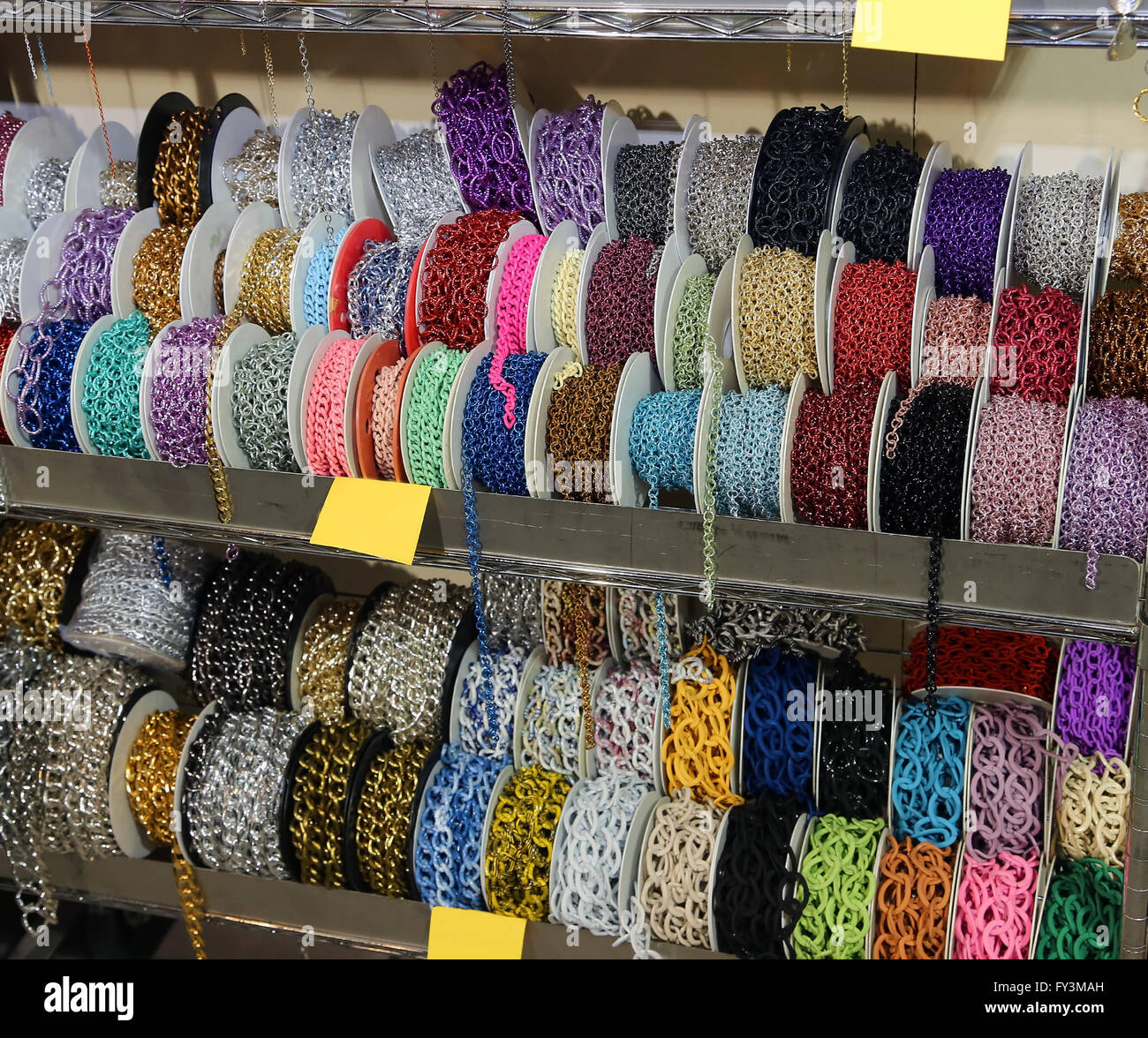 Catene e collane in vendita per metro in grossista il negozio di accessori moda Foto Stock