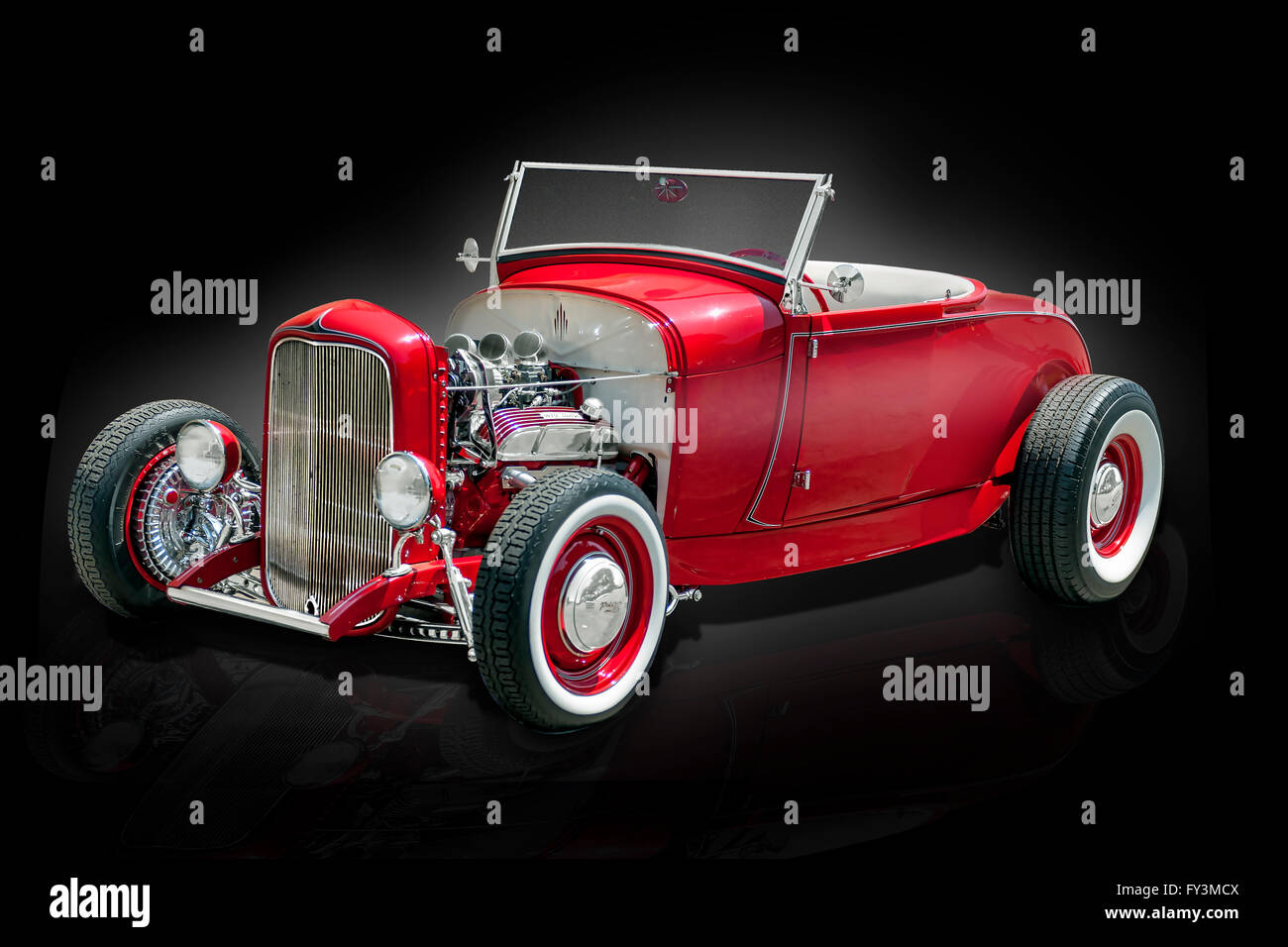 Un roadster Ford 1929 con un guscio di griglia 32 Custom Hot Rod su uno sfondo nero riflettente Foto Stock