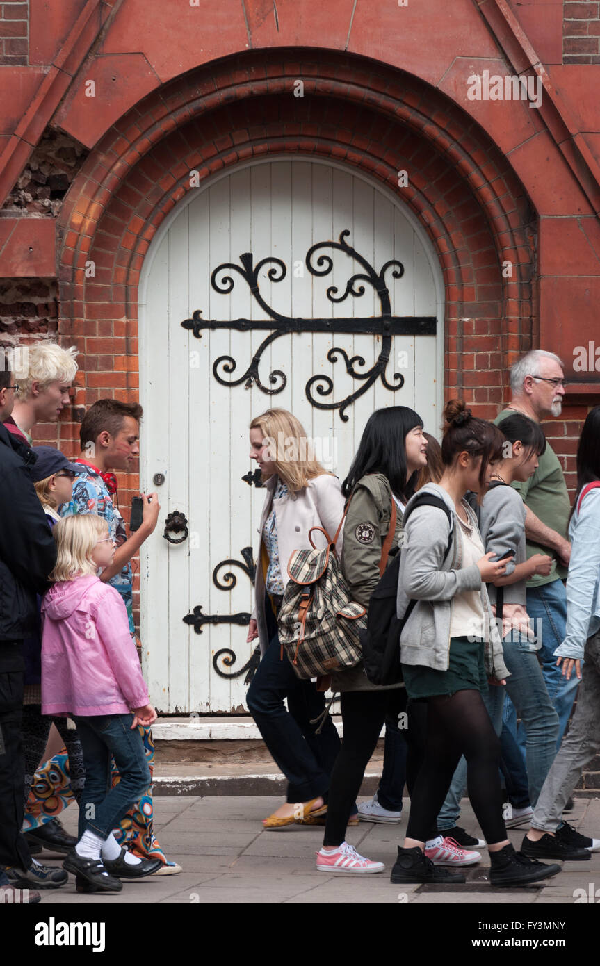 Brighton, Essex orientale, Regno Unito, Inghilterra, persone, turista, turisti, strade, vista, estate, folla, asiatico, asiatici, ragazze, Foto Stock