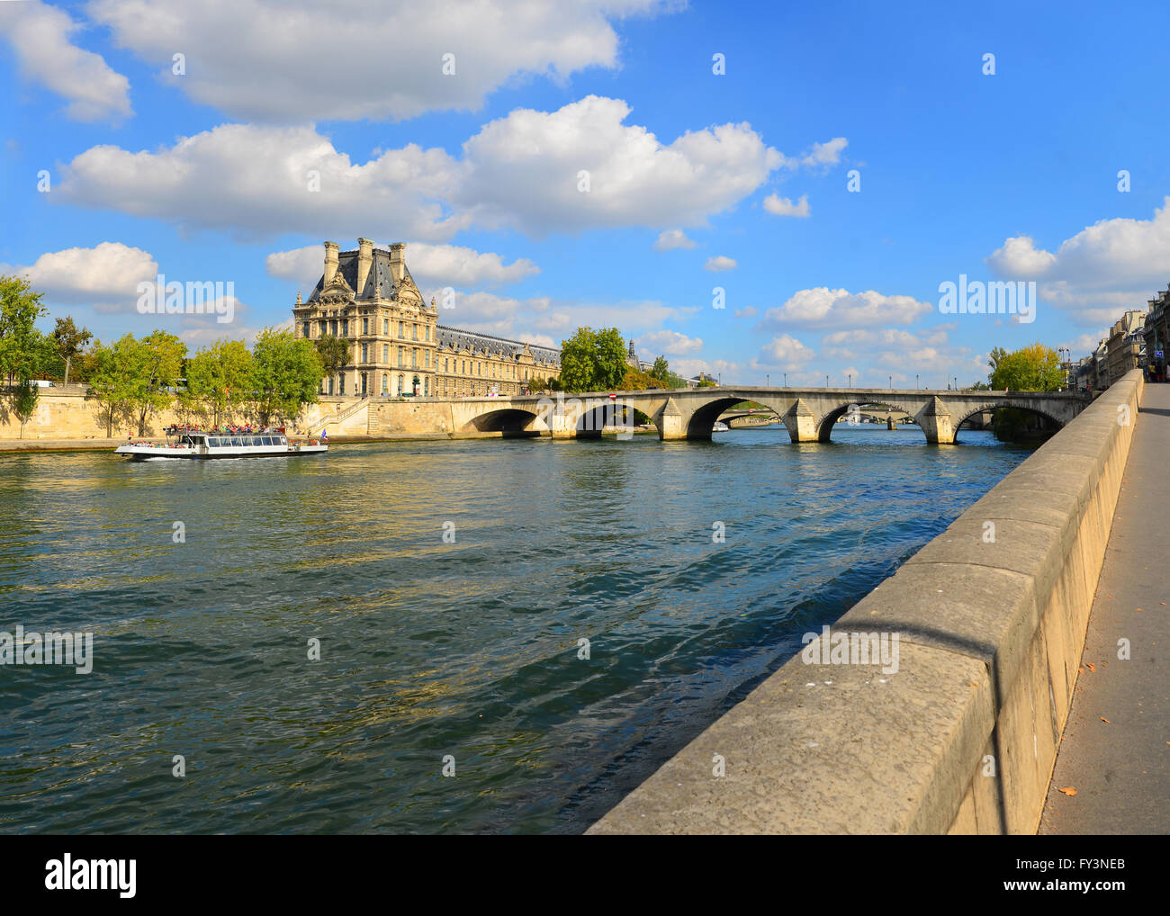 La riva sinistra della Senna a Parigi di fronte alla Tuileries con il Pont Royal Louvre e Bateau Mouche. Foto Stock