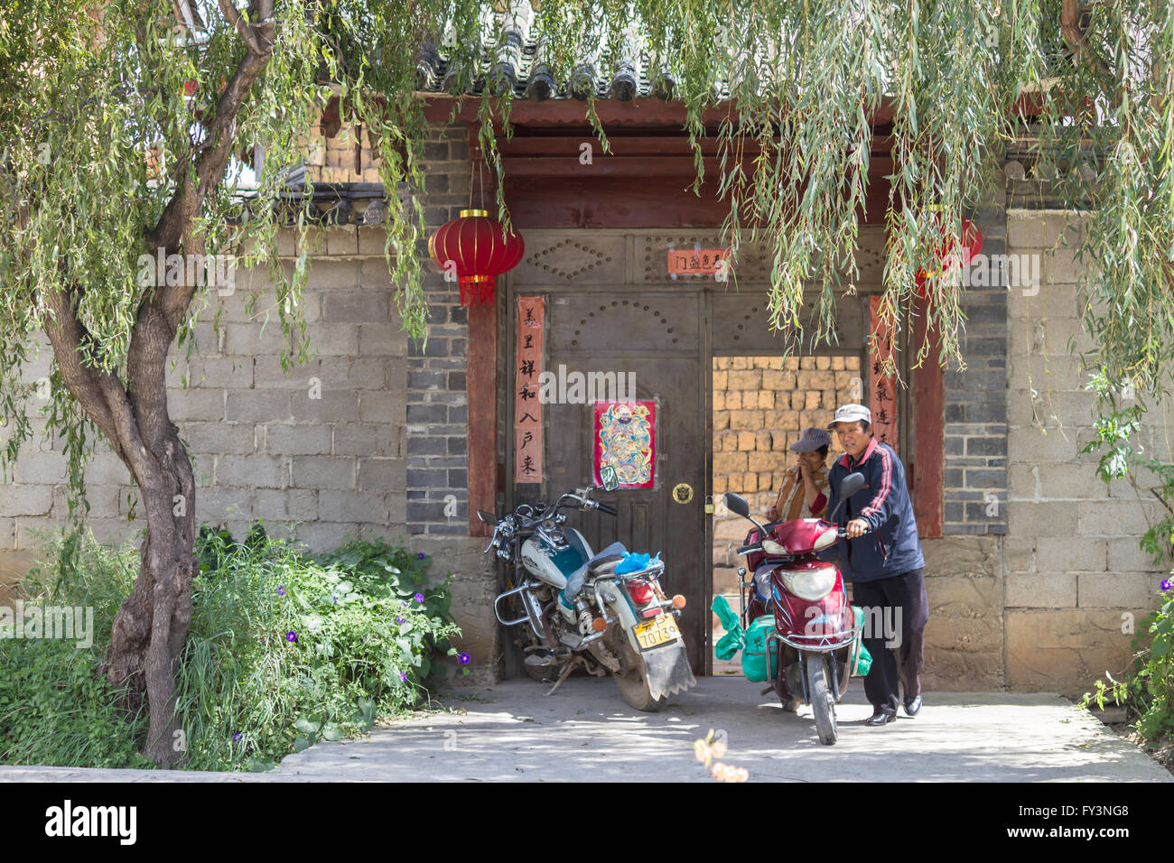 Lijiang, Cina: 2 persone di fronte all'architettura tradizionale cinese Foto Stock