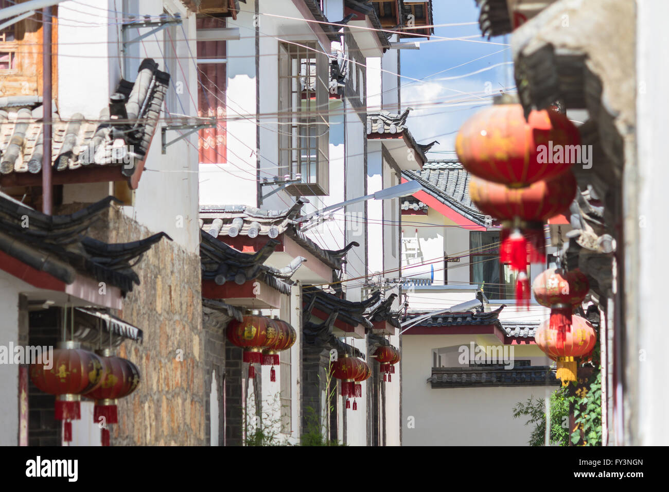 Architettura tradizionale cinese e lanterne rosse nella provincia dello Yunnan Foto Stock