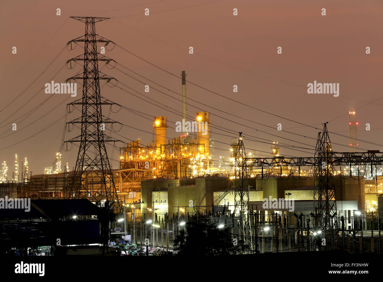 Raffineria di petrolio in sera,fotografia su twilight stile. Foto Stock