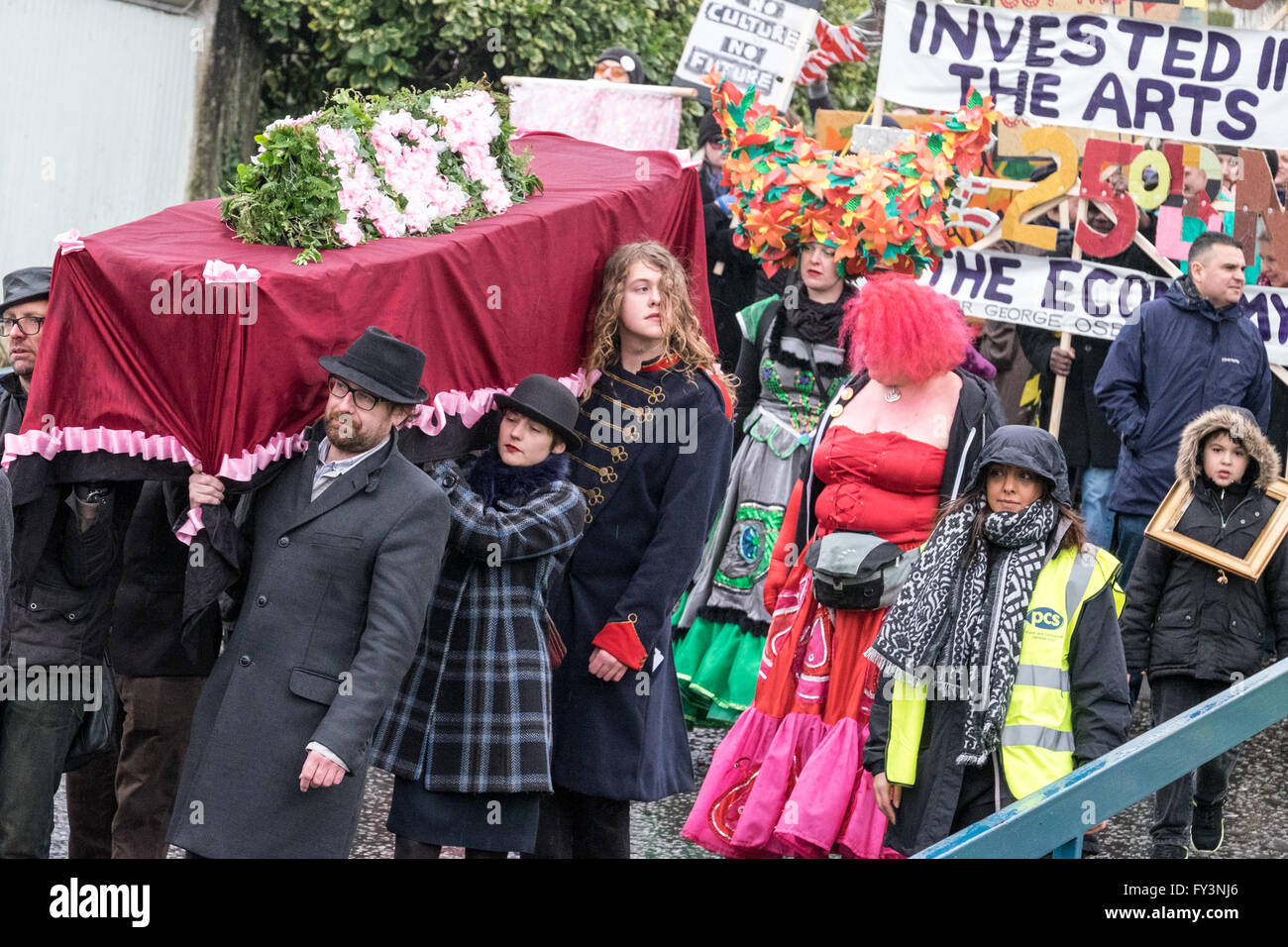 Marzo attraverso il centro di Cardiff, Galles, in segno di protesta contro i tagli sul finanziamento delle arti. Foto Stock