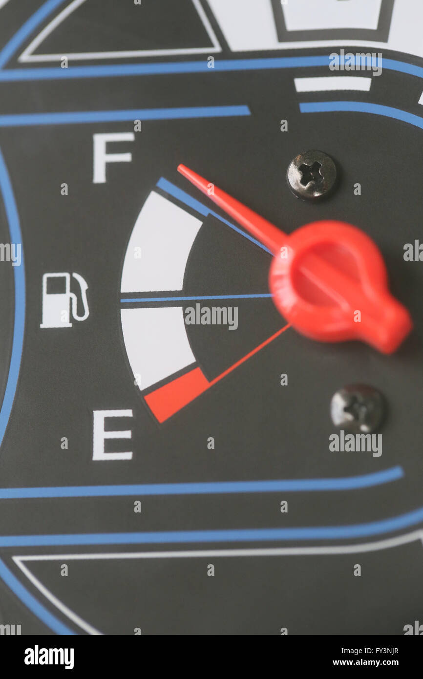 Indicatore di livello carburante con spia indicante la quantità serbatoio  del carburante,Gas manometro indicante icona bianca per stazione di gas  Foto stock - Alamy