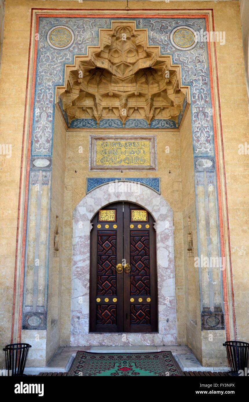 La moschea di porta di legno in una nicchia con intagli, calligrafia e tappeto Sarajevo in Bosnia ed Erzegovina Foto Stock