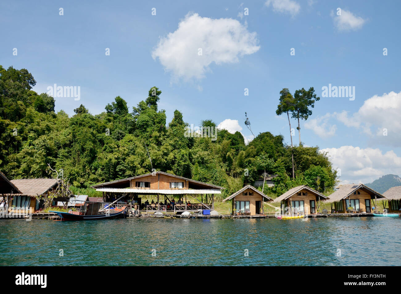 Persone in appoggio a zattera resort in Khao Sok National Park il 3 marzo 2011 in Surat Thani, Thailandia Foto Stock