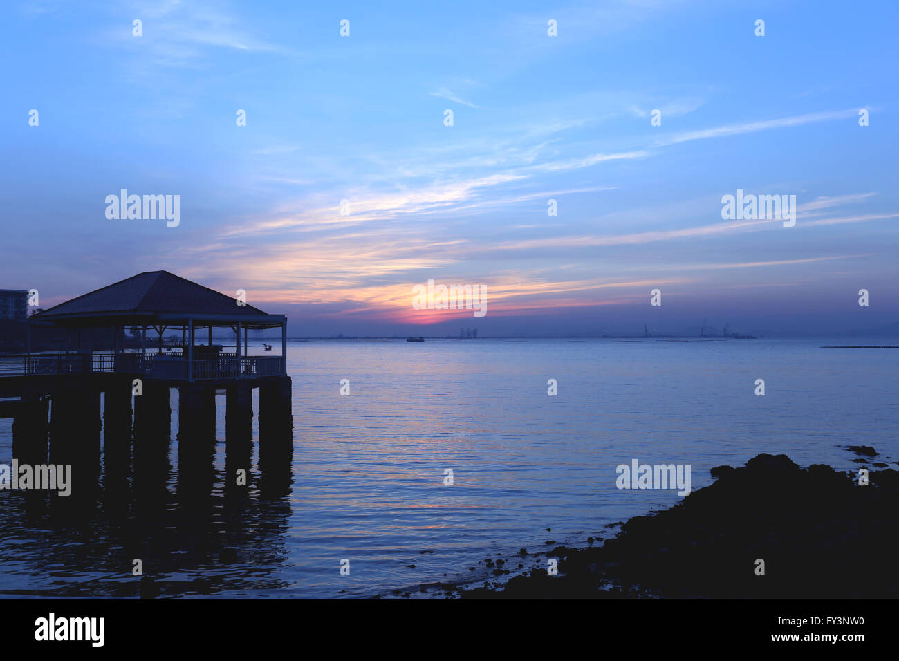 Atmosfera nel crepuscolo della sera località balneari,Attrazioni in Thailandia. Foto Stock