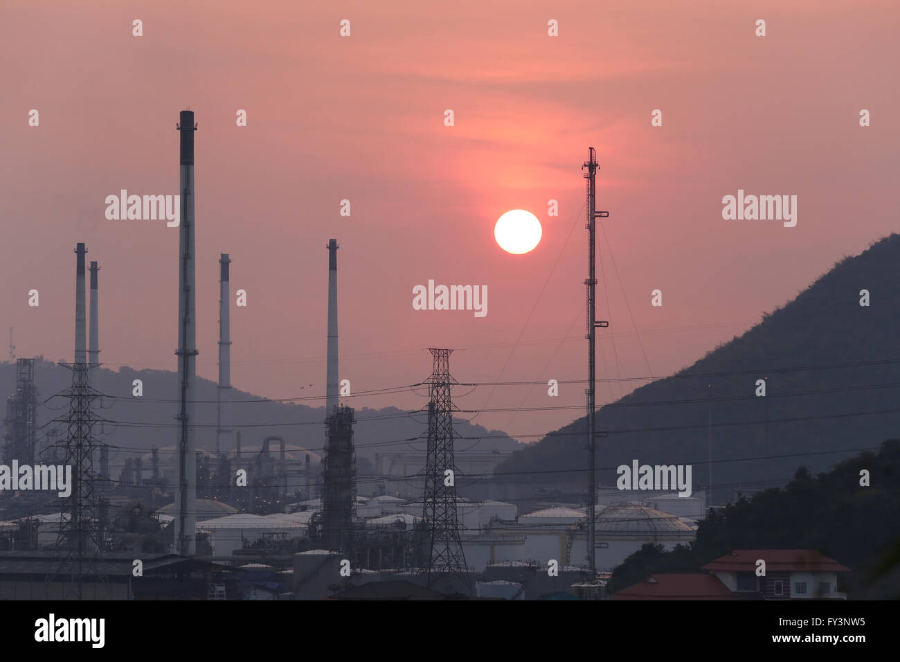 Raffineria di petrolio in sera,la fotografia sul tramonto. Foto Stock