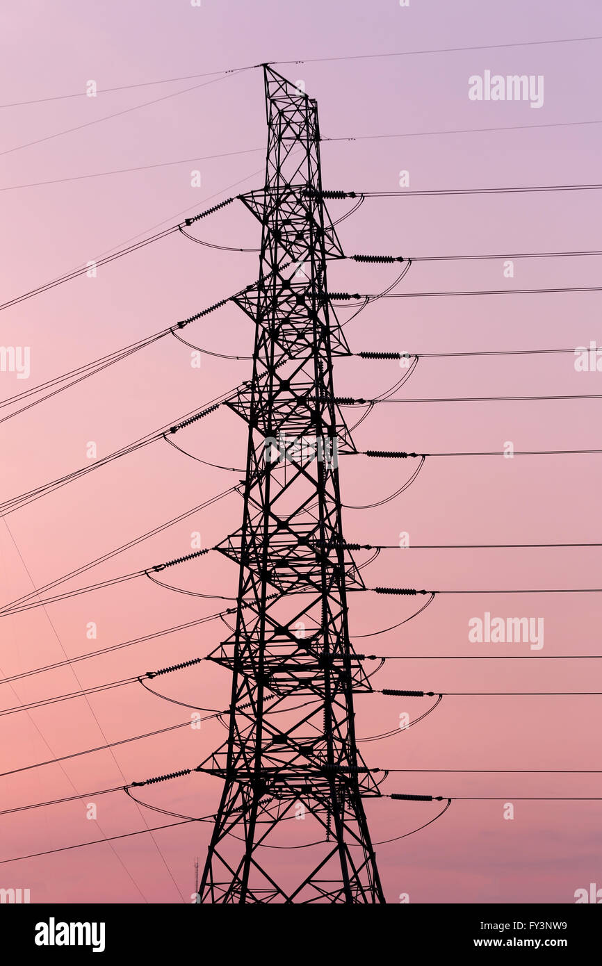 Silhouette di elettriche ad alta tensione nella torre del cielo al crepuscolo Foto Stock