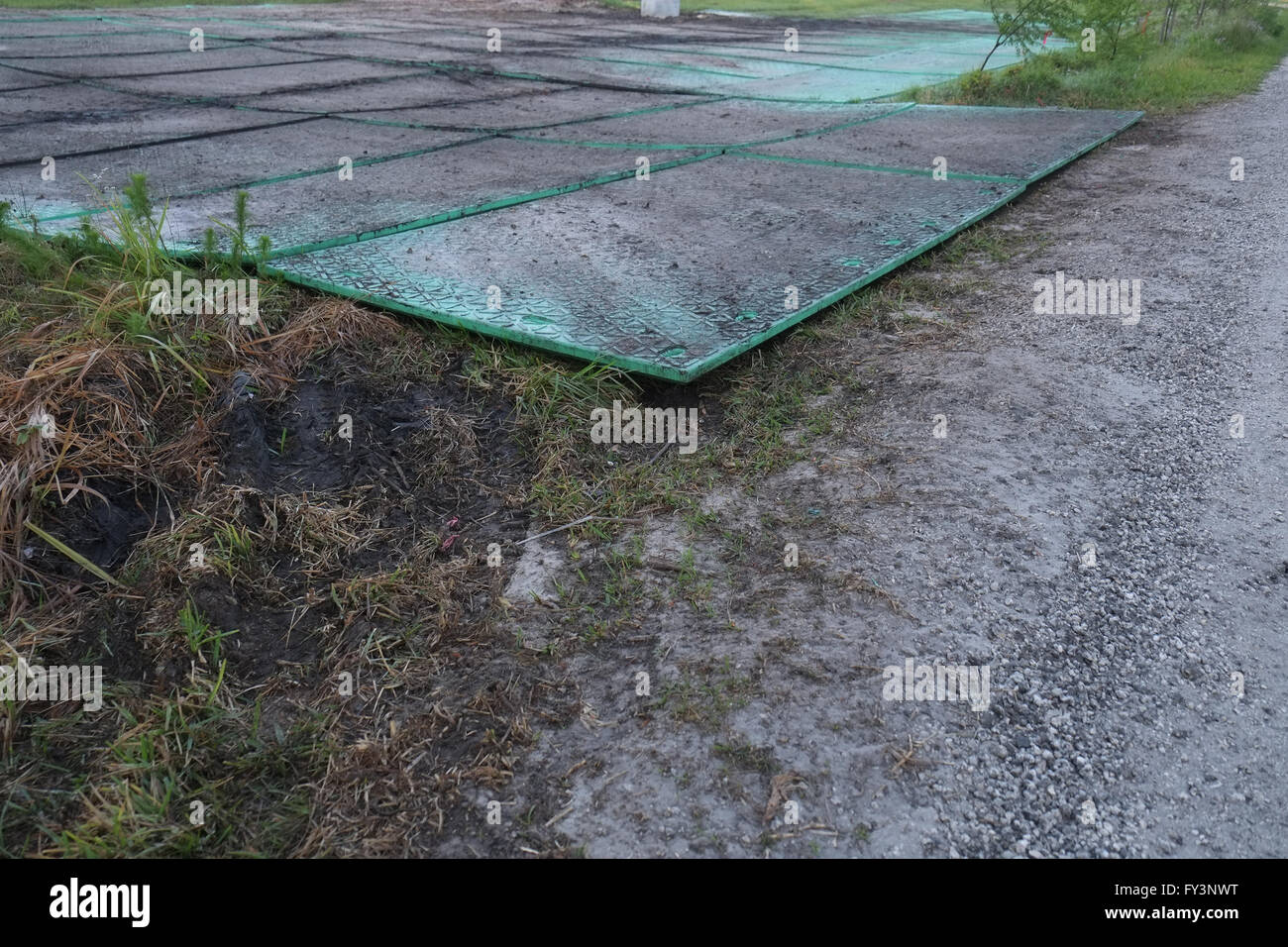Per impieghi pesanti Stuoie industriali utilizzati da costruzione gli appaltatori che lavorano sul morbido terreno della Florida. Aprile 2016 Foto Stock