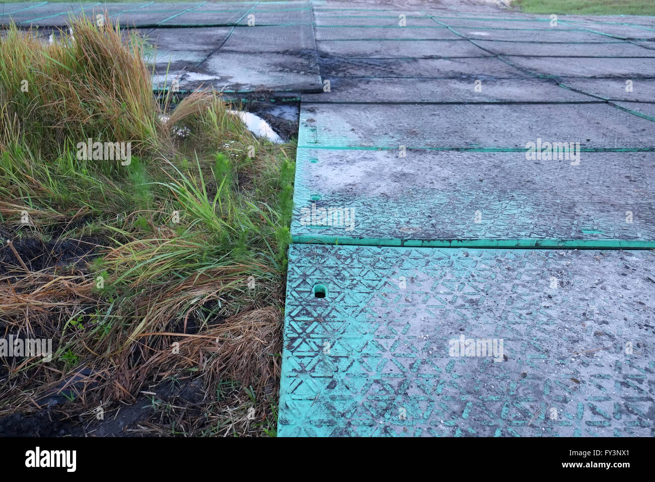 Per impieghi pesanti Stuoie industriali utilizzati da costruzione gli appaltatori che lavorano sul morbido terreno della Florida. Aprile 2016 Foto Stock