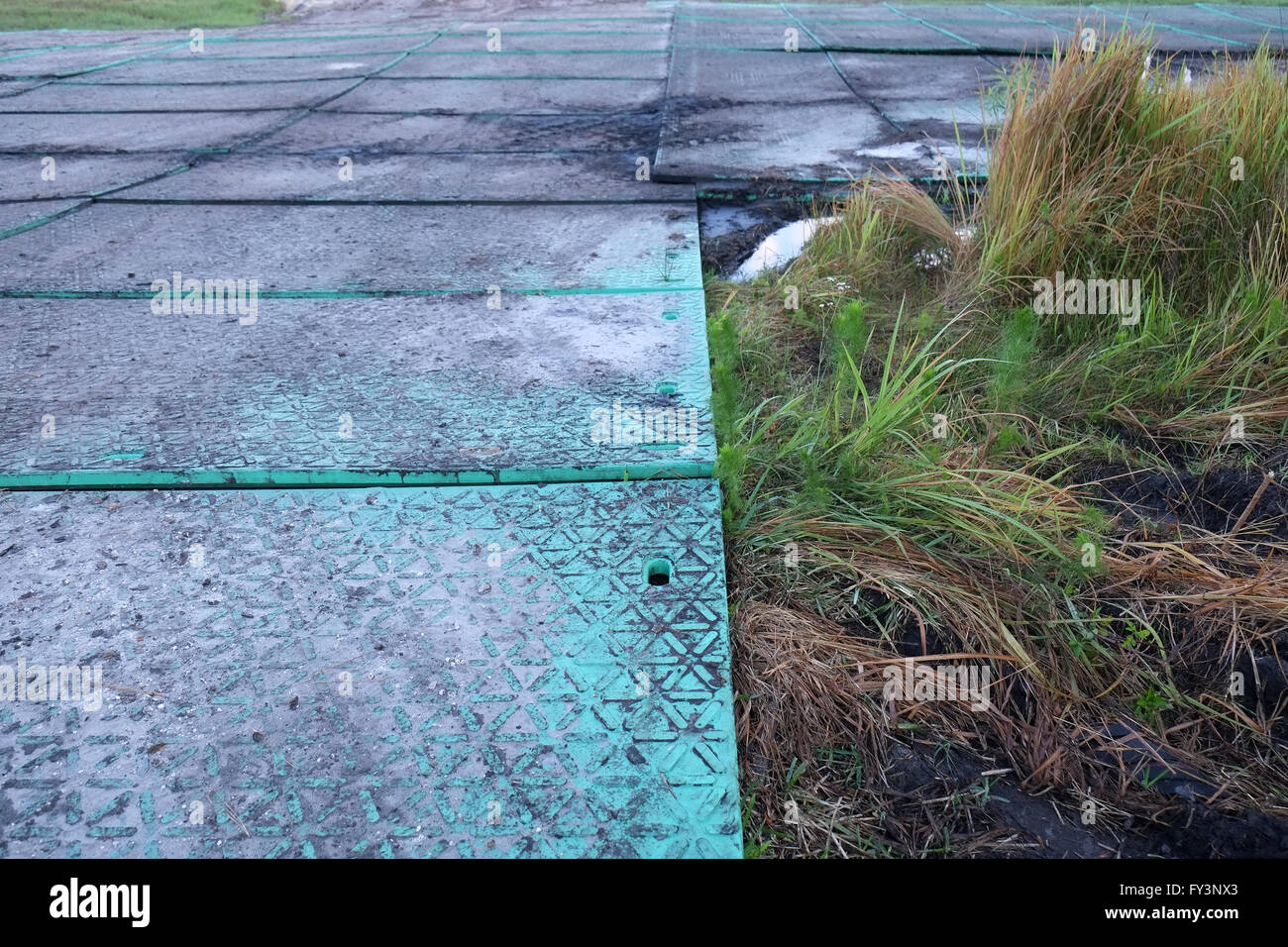 Per impieghi pesanti Stuoie industriali utilizzati da costruzione gli appaltatori che lavorano sul morbido terreno della Florida. Aprile 2016 Foto Stock
