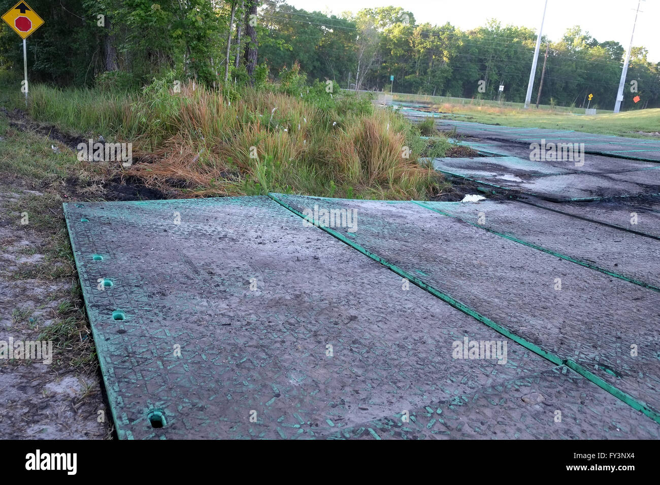 Per impieghi pesanti Stuoie industriali utilizzati da costruzione gli appaltatori che lavorano sul morbido terreno della Florida. Aprile 2016 Foto Stock