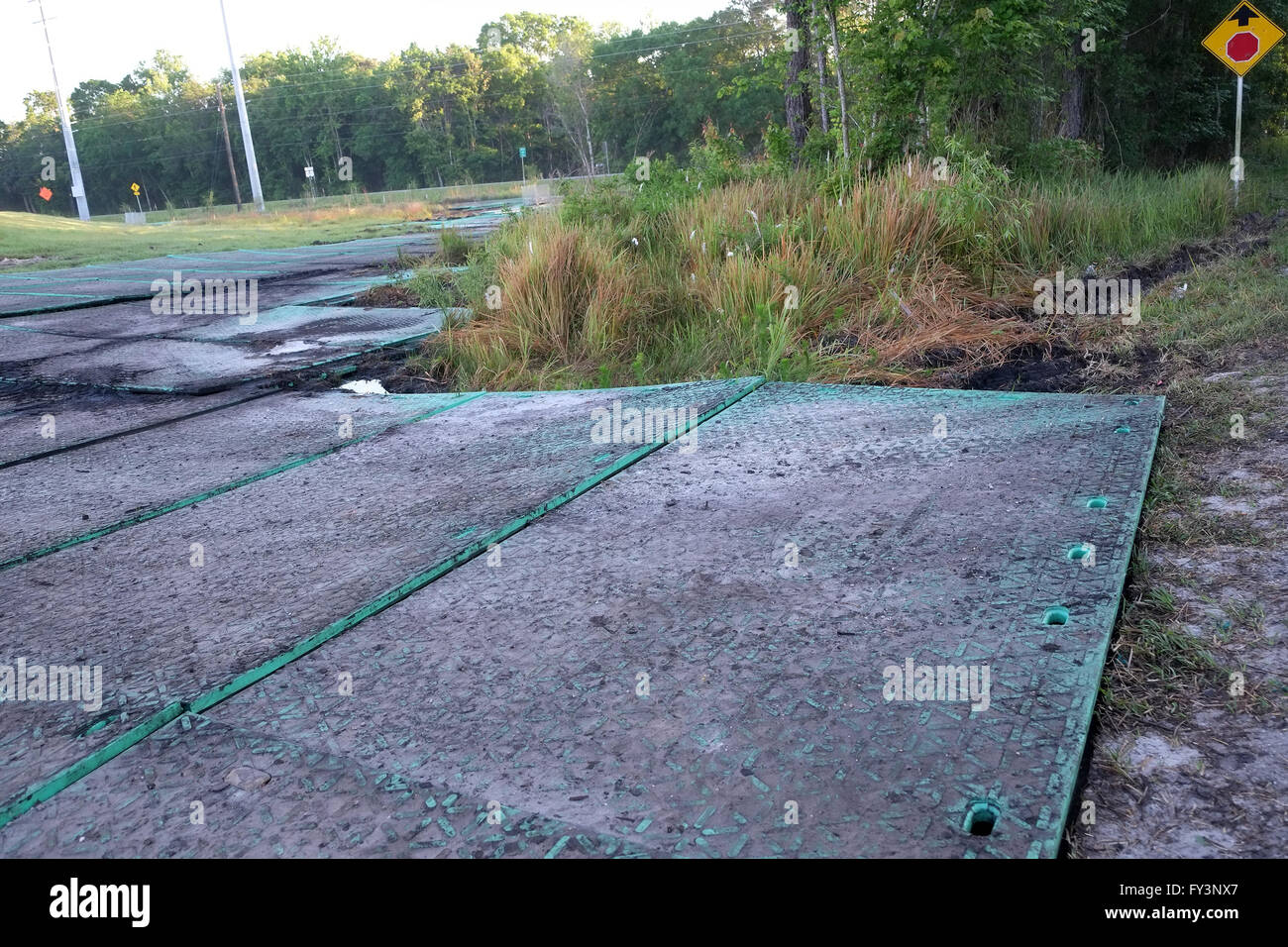 Per impieghi pesanti Stuoie industriali utilizzati da costruzione gli appaltatori che lavorano sul morbido terreno della Florida. Aprile 2016 Foto Stock