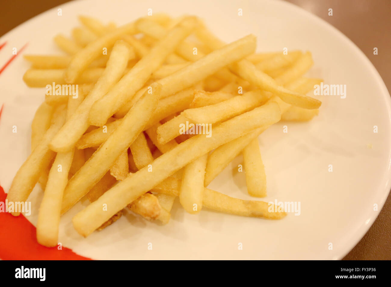 Le patatine fritte in un piatto nel ristorante. Foto Stock