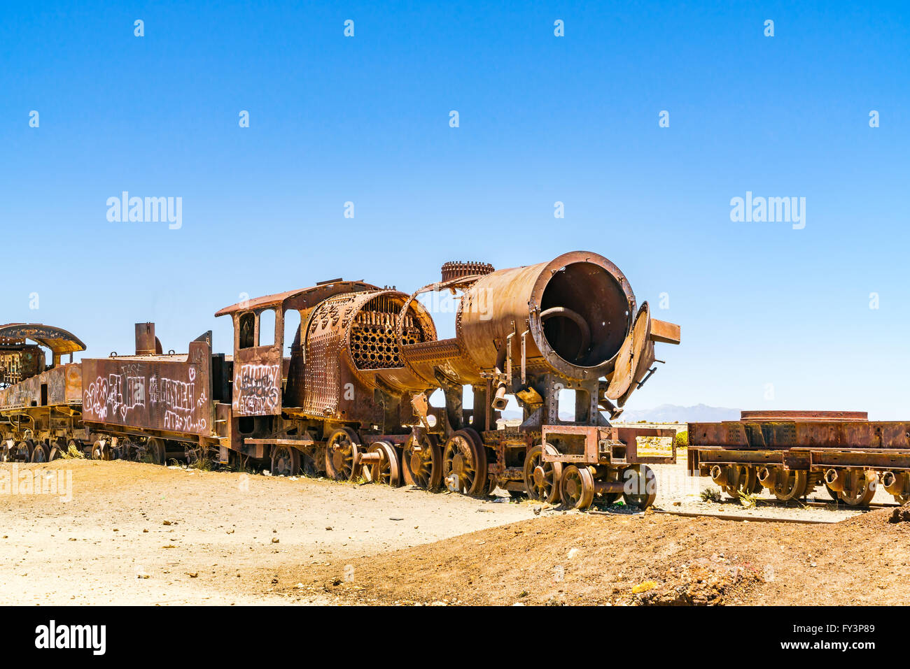 Il vecchio treno a vapore in treno il cimitero di Uyuni deserto, Bolivia Foto Stock