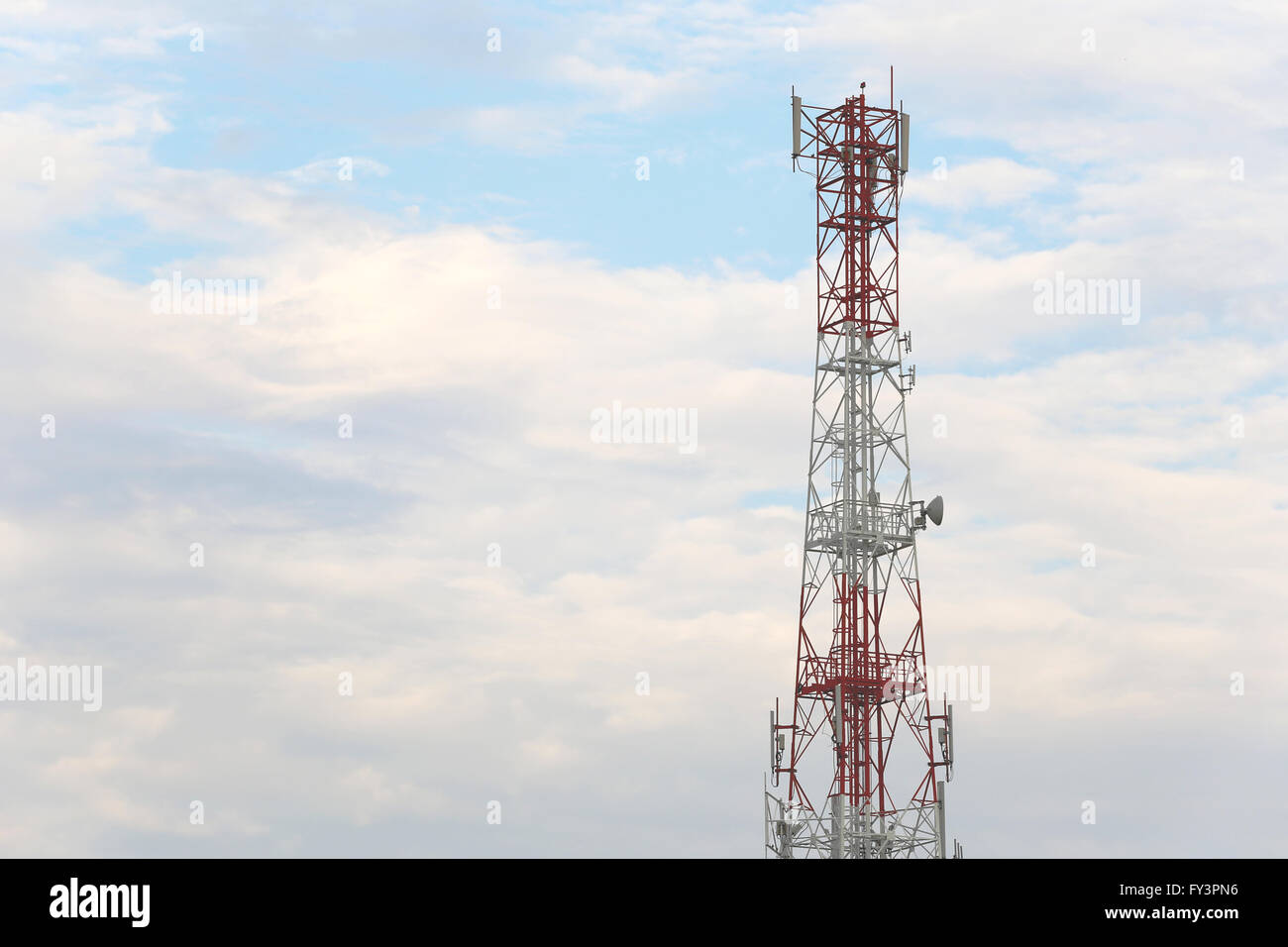 Antenna per comunicazioni telefoniche in cielo il giorno. Foto Stock