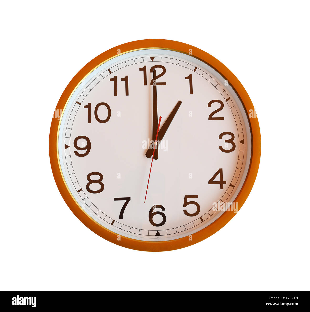 Arancione orologio da parete isolato in uno o'orologio su sfondo bianco. Foto Stock