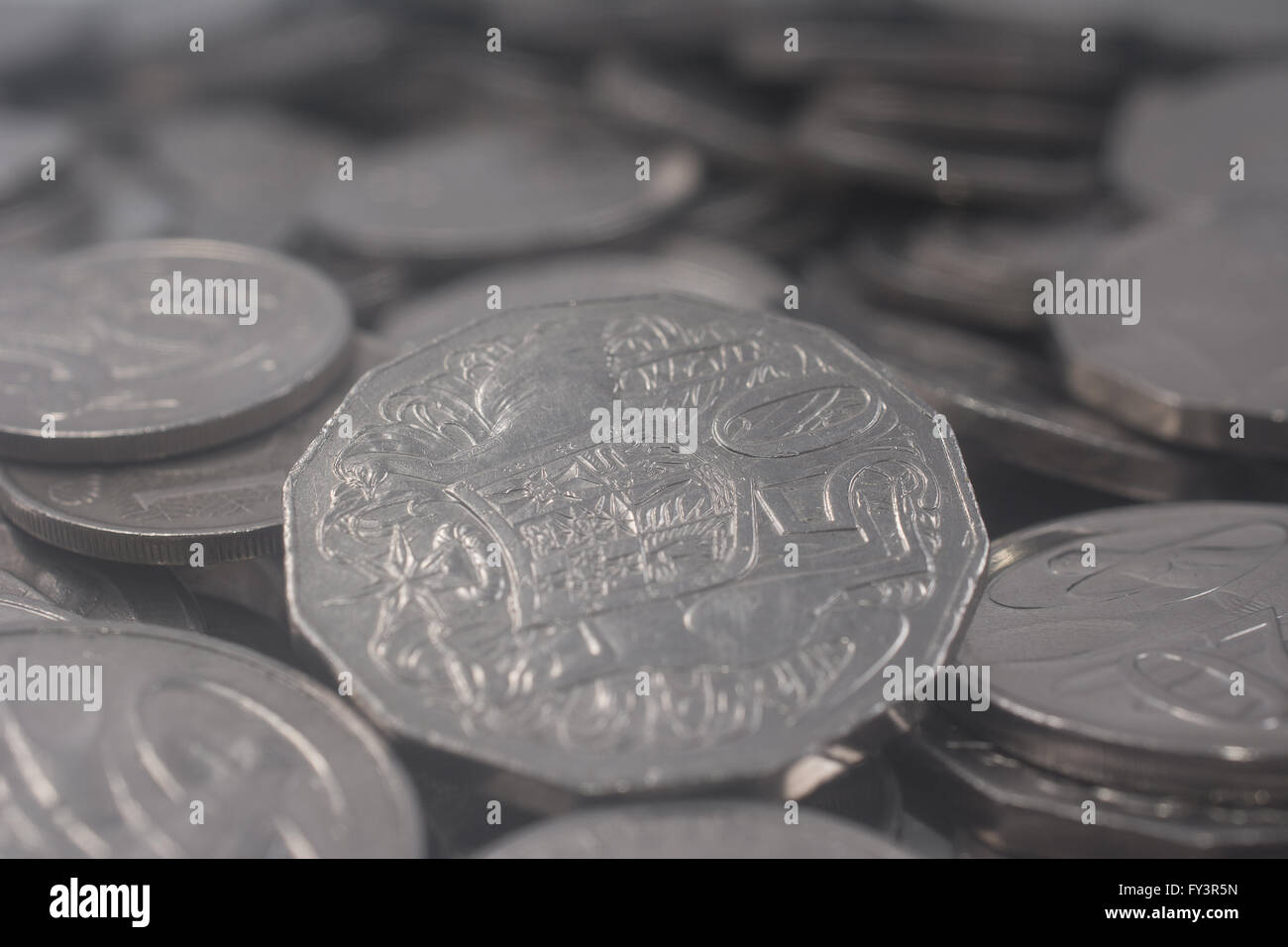 Pila di Australian monete d'argento valuta il denaro Foto Stock