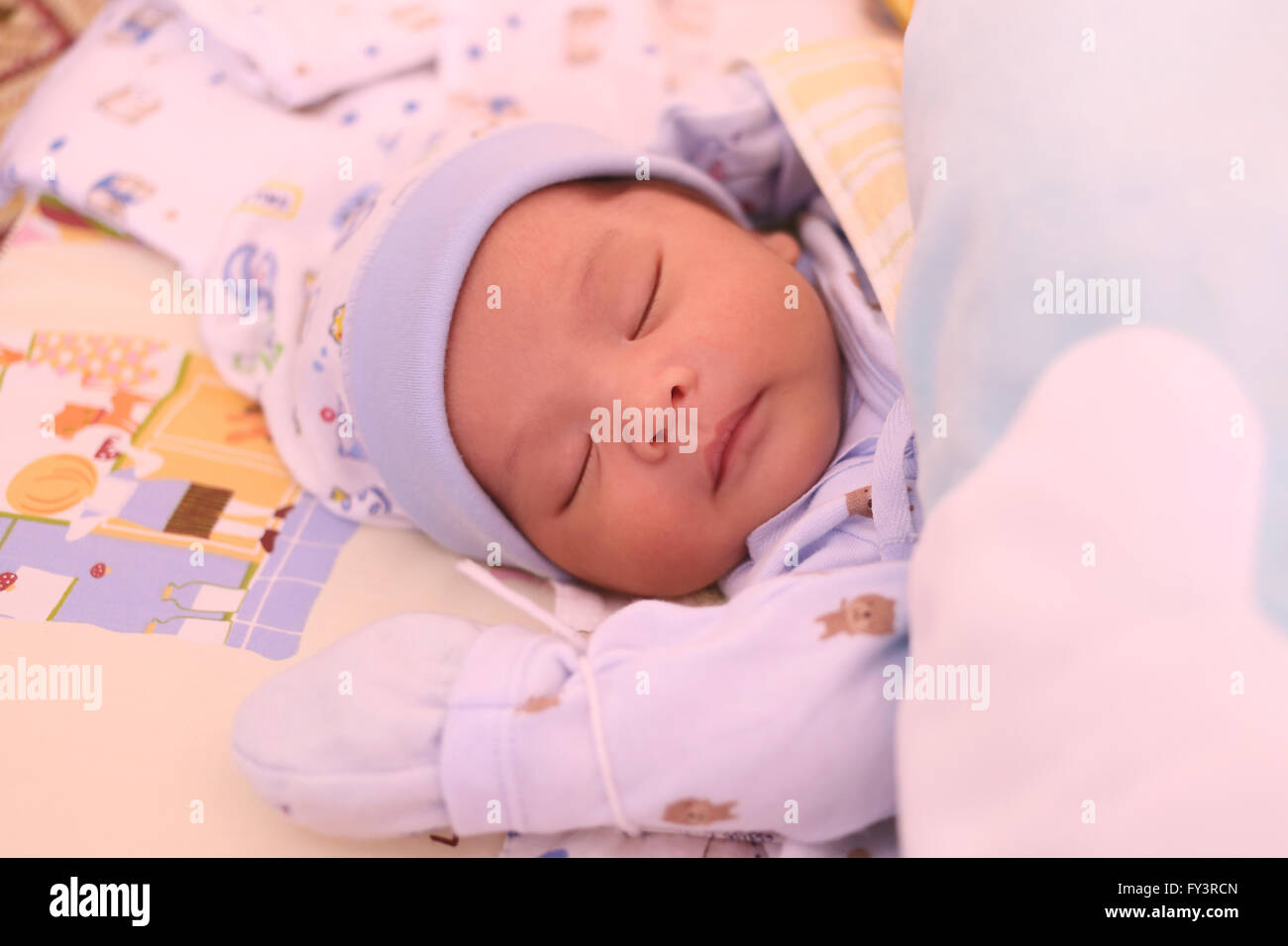 Bambino asiatico sta dormendo,neonato a questa età desiderano dormire tanto per la crescita. Foto Stock