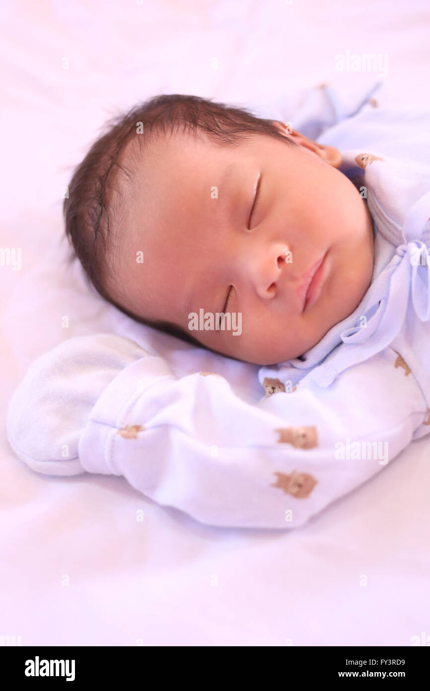 Bambino asiatico sta dormendo,neonato a questa età desiderano dormire tanto per la crescita. Foto Stock
