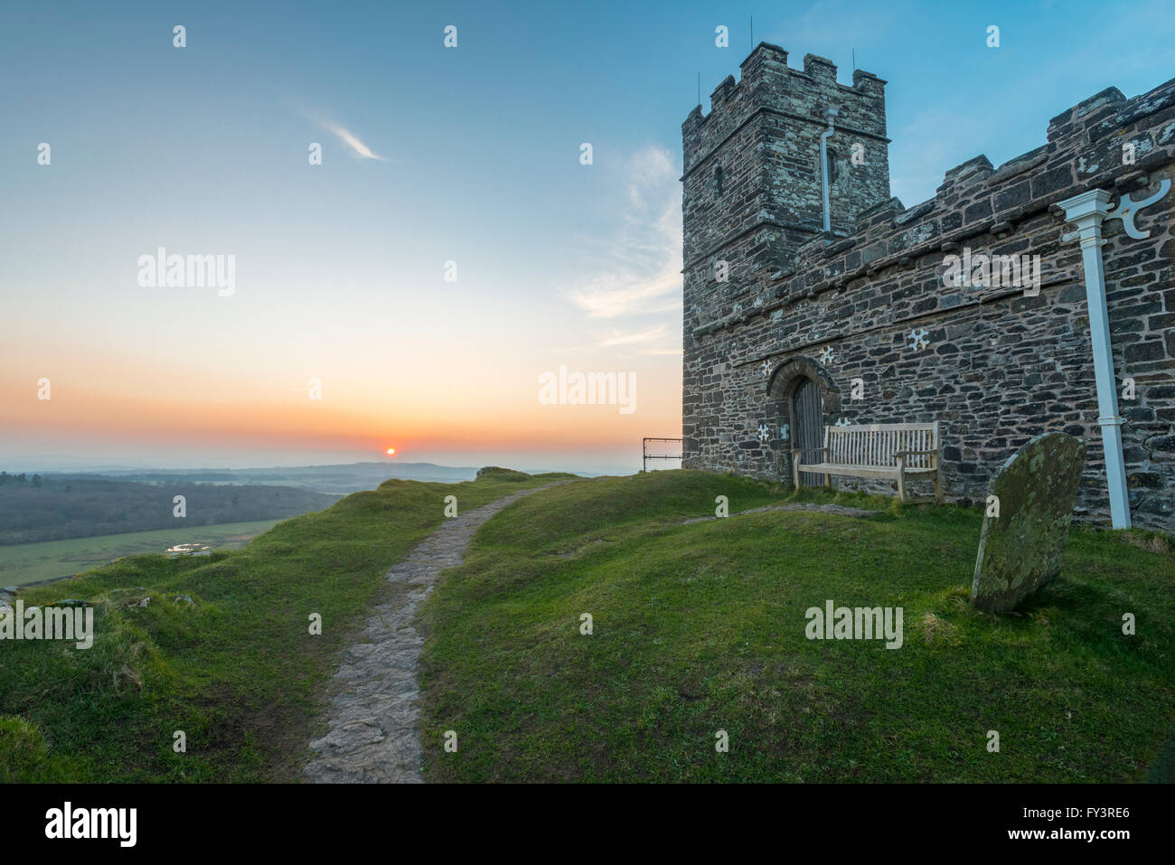 Tramonto dalla Chiesa Brentor, Brent Tor, Parco Nazionale di Dartmoor, Devon, Inghilterra, Regno Unito. Foto Stock