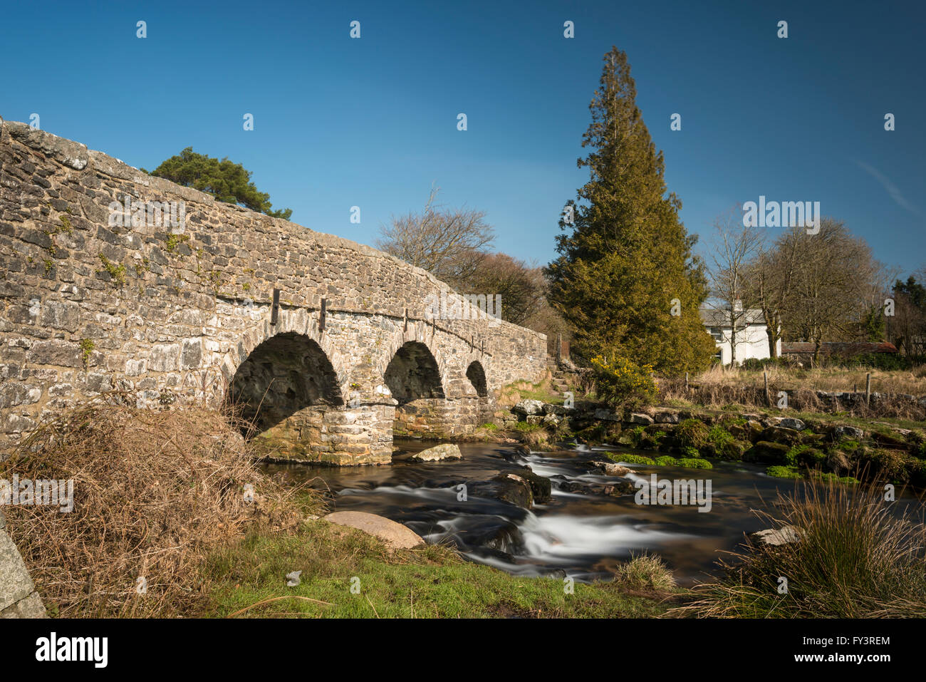 Ponte sull'est fiume Dart a Postbridge, Parco Nazionale di Dartmoor, Inghilterra, Regno Unito. Foto Stock