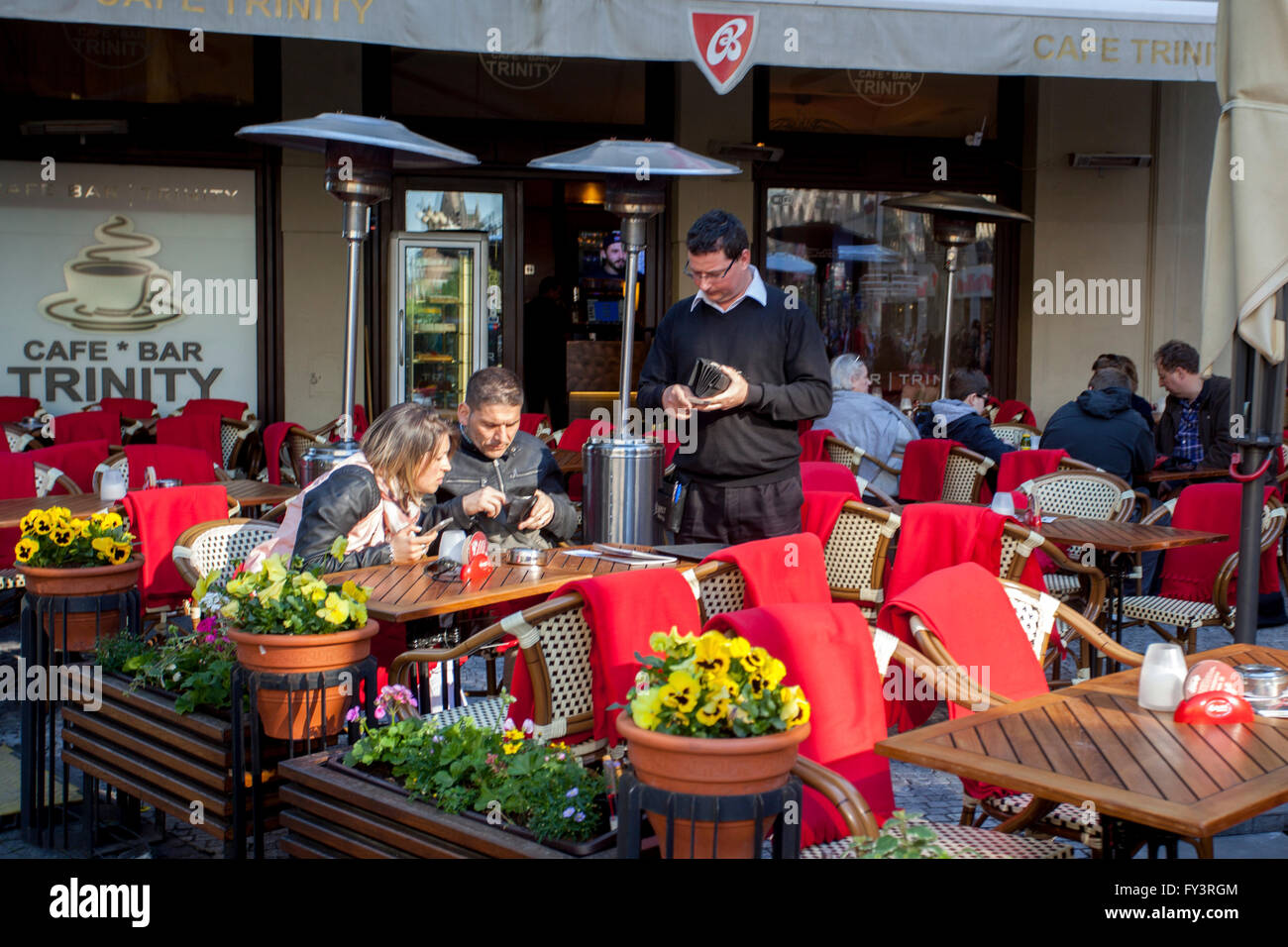 Turisti a Praga ristorante Persone nella parte inferiore Piazza Venceslao Praga Mustek Repubblica Ceca Foto Stock