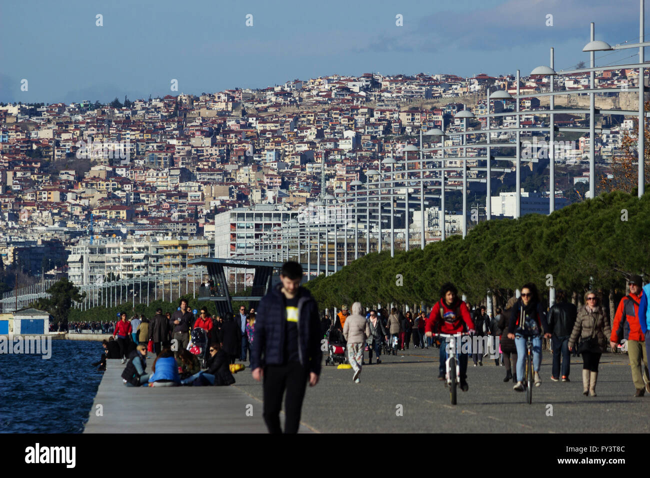 La nuova passeggiata ot Salonicco affollata da escursionisti e ciclisti in una giornata di sole. Città alta edifici visibili in background Foto Stock