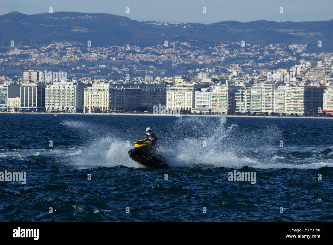 Jet ski di attività sportive in sul Golfo Termaico e lungomare di Salonicco cityscape e sobborghi in background Foto Stock