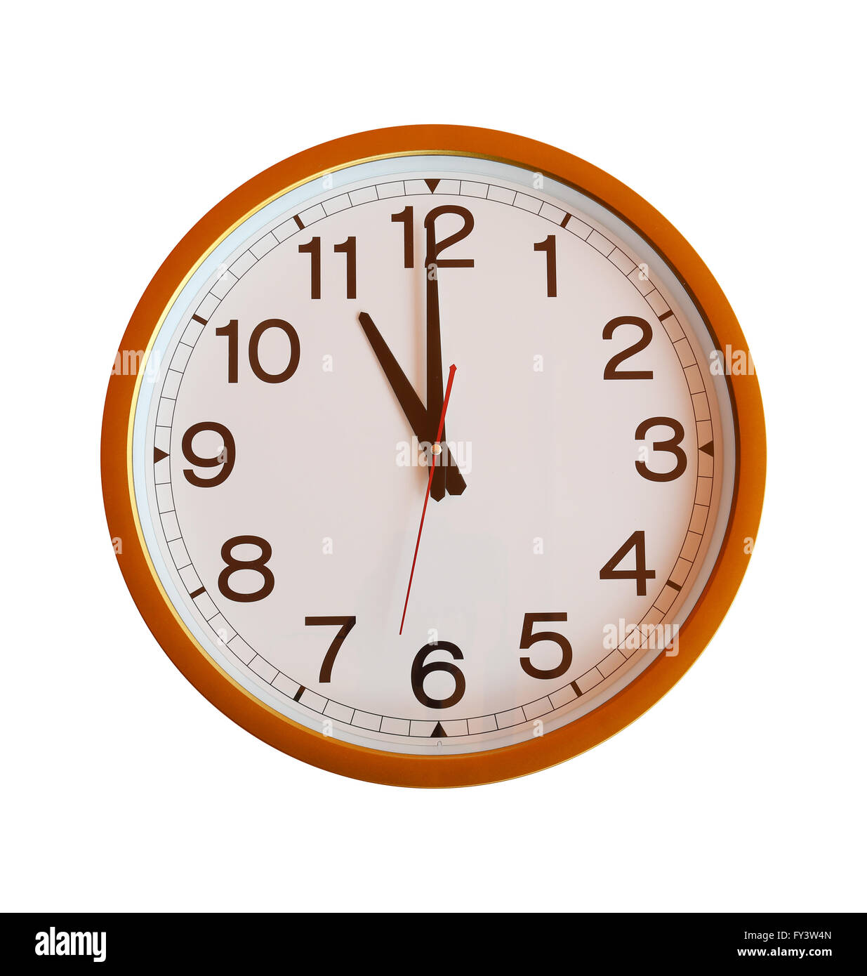 Arancione orologio da parete isolata in undici su sfondo bianco. Foto Stock