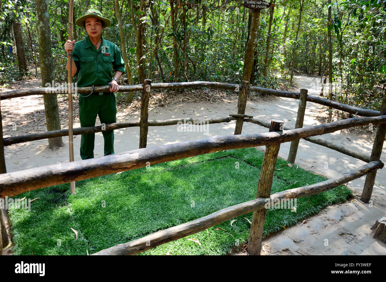 Guide popolo vietnamita mostrano una trappola con picchi di bambù ai Tunnel di Cu Chi il 23 gennaio 2016 in Ho Chi Minh, Vietnam Foto Stock