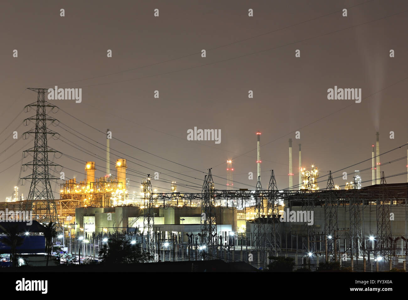 Raffineria di petrolio in sera,fotografia su twilight stile. Foto Stock