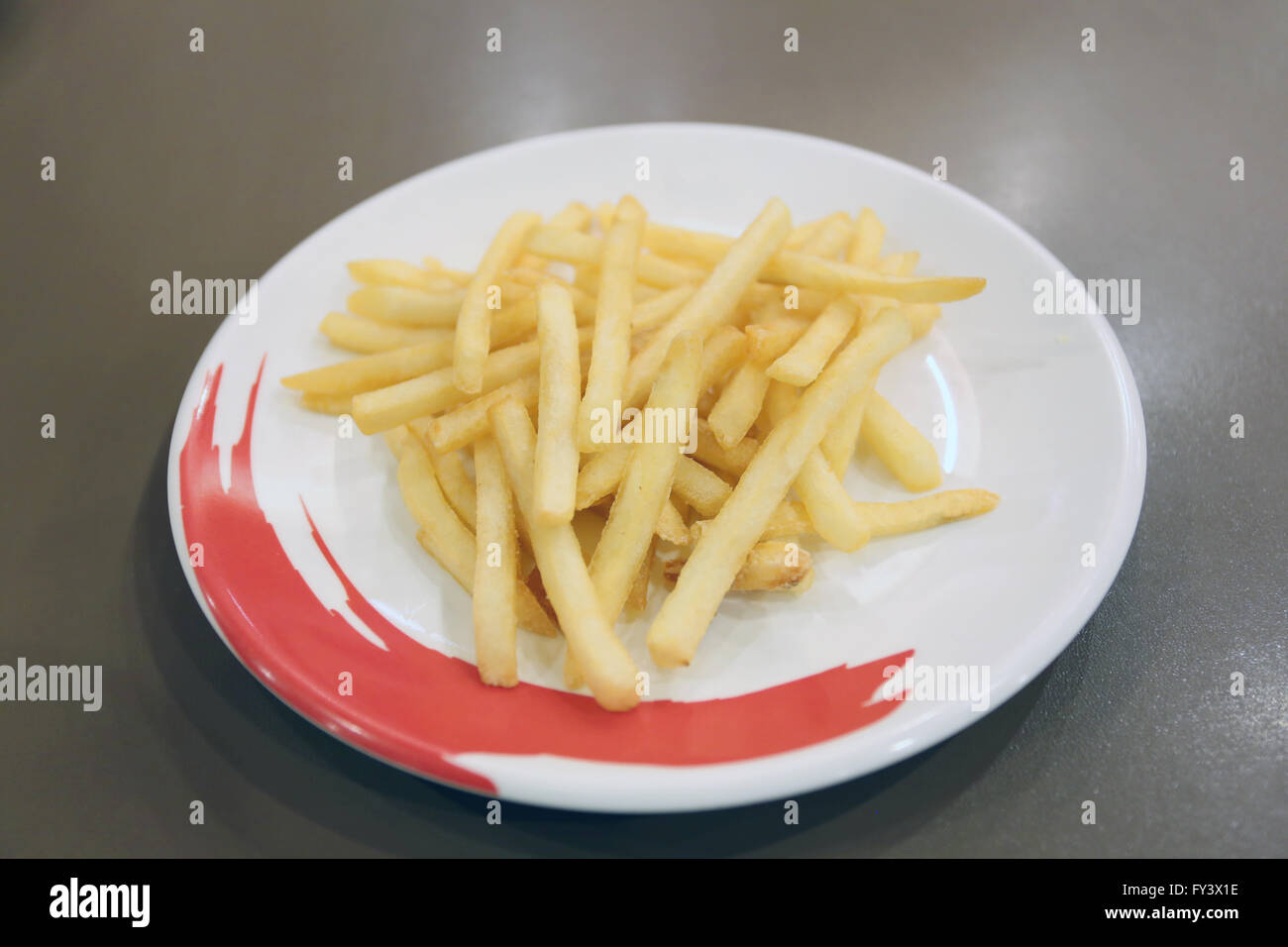 Le patatine fritte in un piatto nel ristorante. Foto Stock