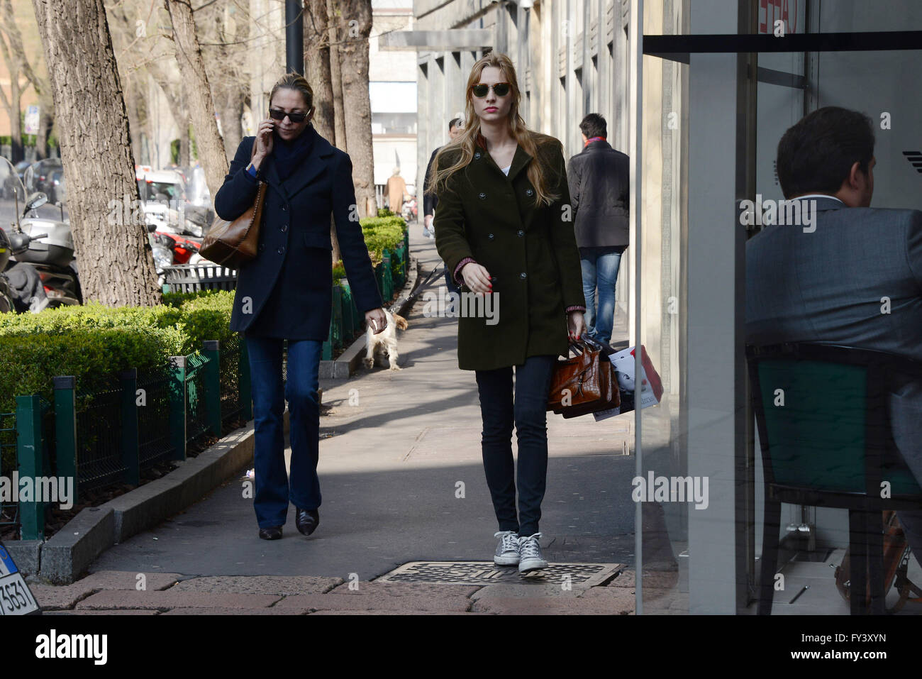 Beatrice Borromeo Casiraghi fuori e circa a Milano con sua Madre