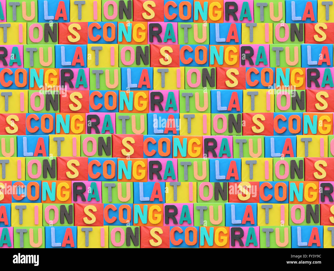 Il font colorati di congratulazioni sulla scatola di carta per l'arte dello sfondo. Foto Stock