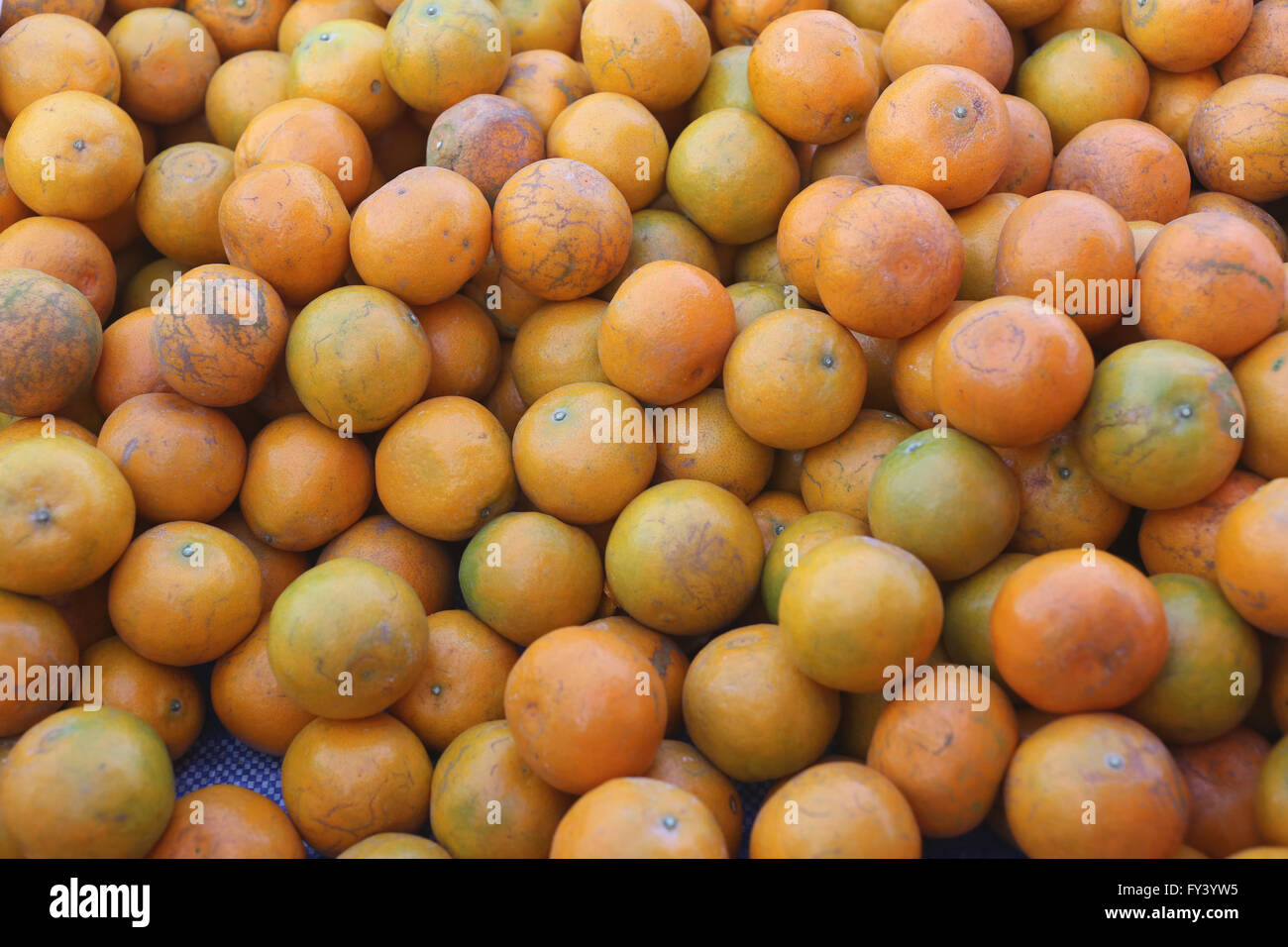 Pila di arancia fresca frutta di mercato. Foto Stock