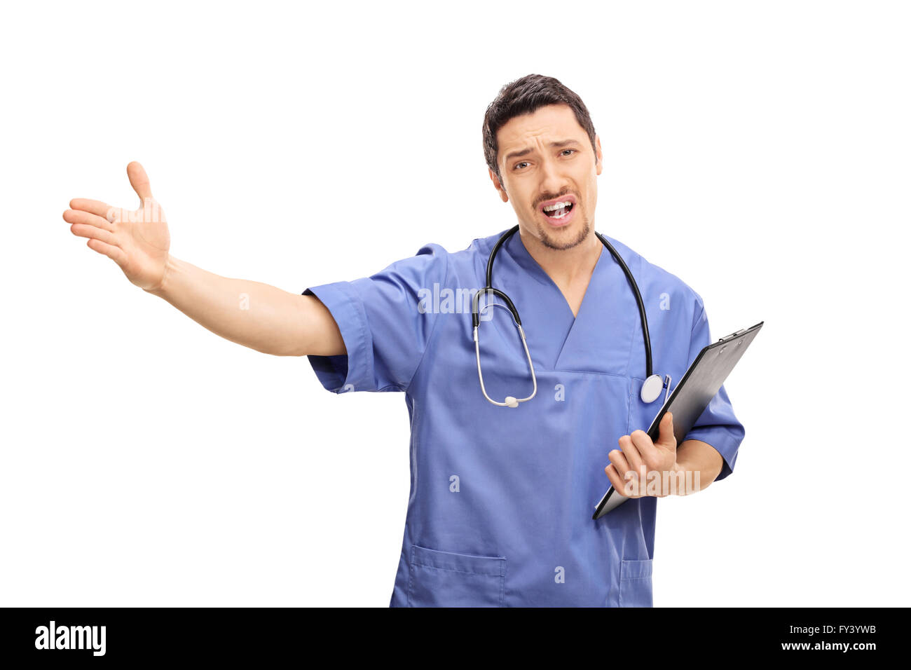 Giovani orinato medico tenendo un clipboard e gesticolando con la sua mano isolati su sfondo bianco Foto Stock