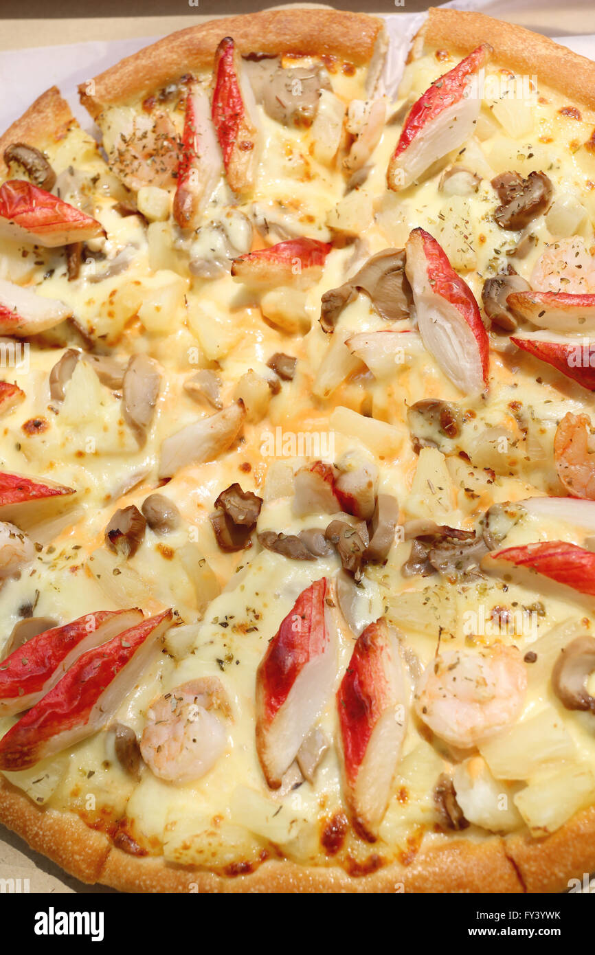 Tradizionale a caldo di formaggio sulla pizza box carta nel ristorante. Foto Stock