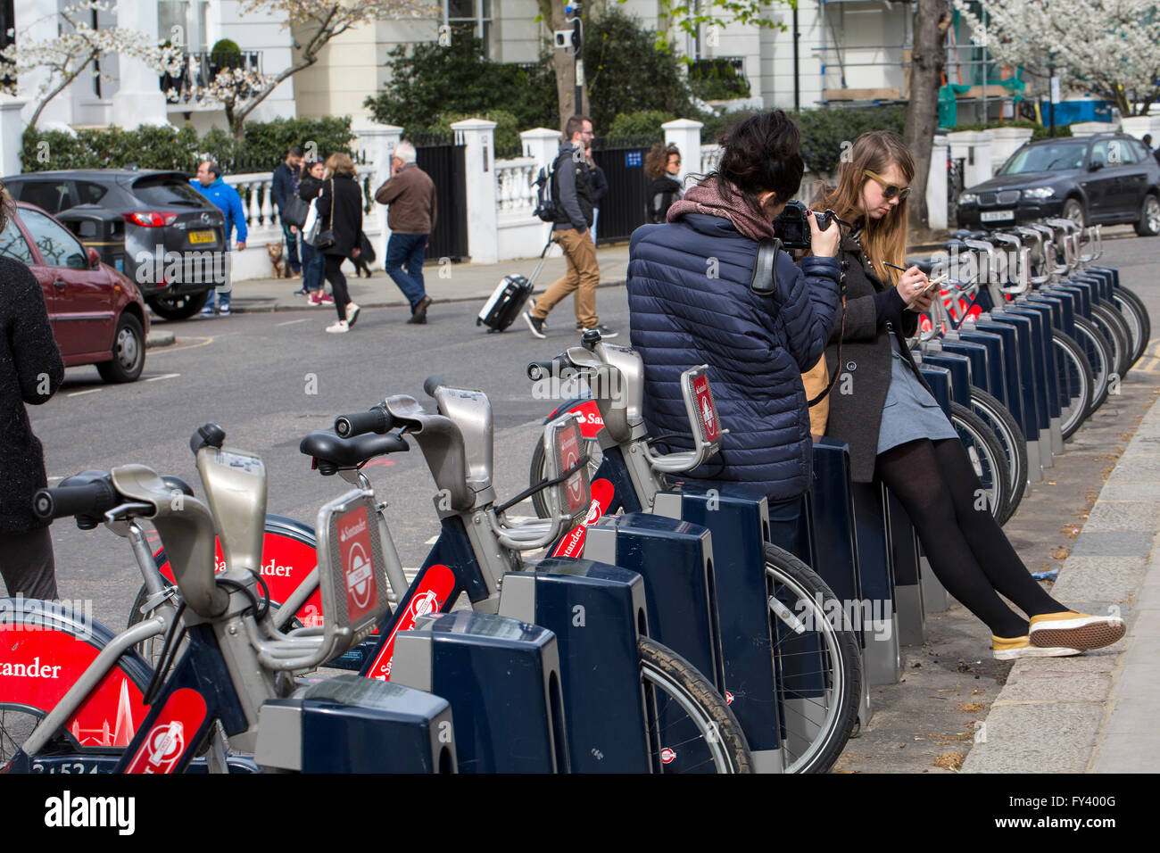 Un fotografo è stato fuori per le strade di Londra prendendo stock foto del suo modello vicino a Portobello Rd a Londra Foto Stock