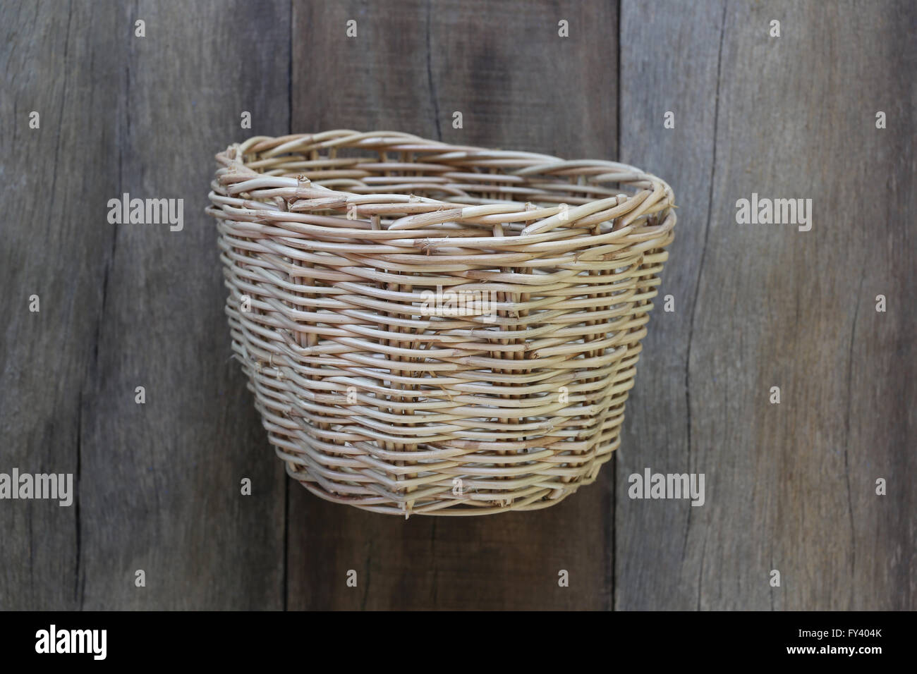 Basket weave di artigianato in legno vecchio per la progettazione dello sfondo. Foto Stock