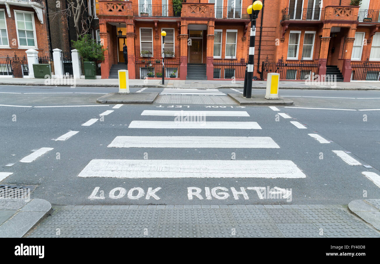 Cercare segno a destra in una strada di Londra (zebra crossing) Foto Stock