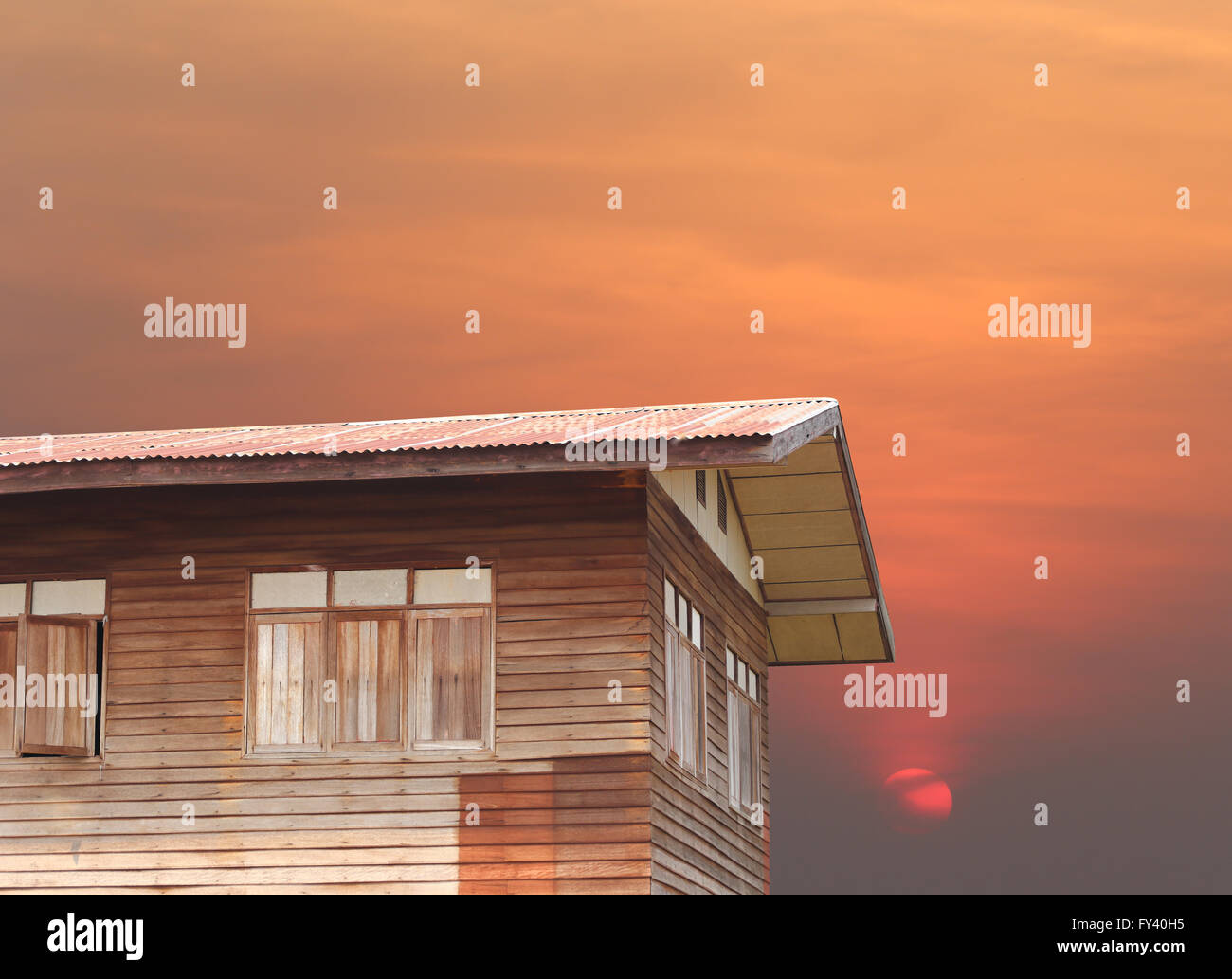 Vecchia casa in legno stile architettonico della Thailandia il design e il tramonto in serata. Foto Stock