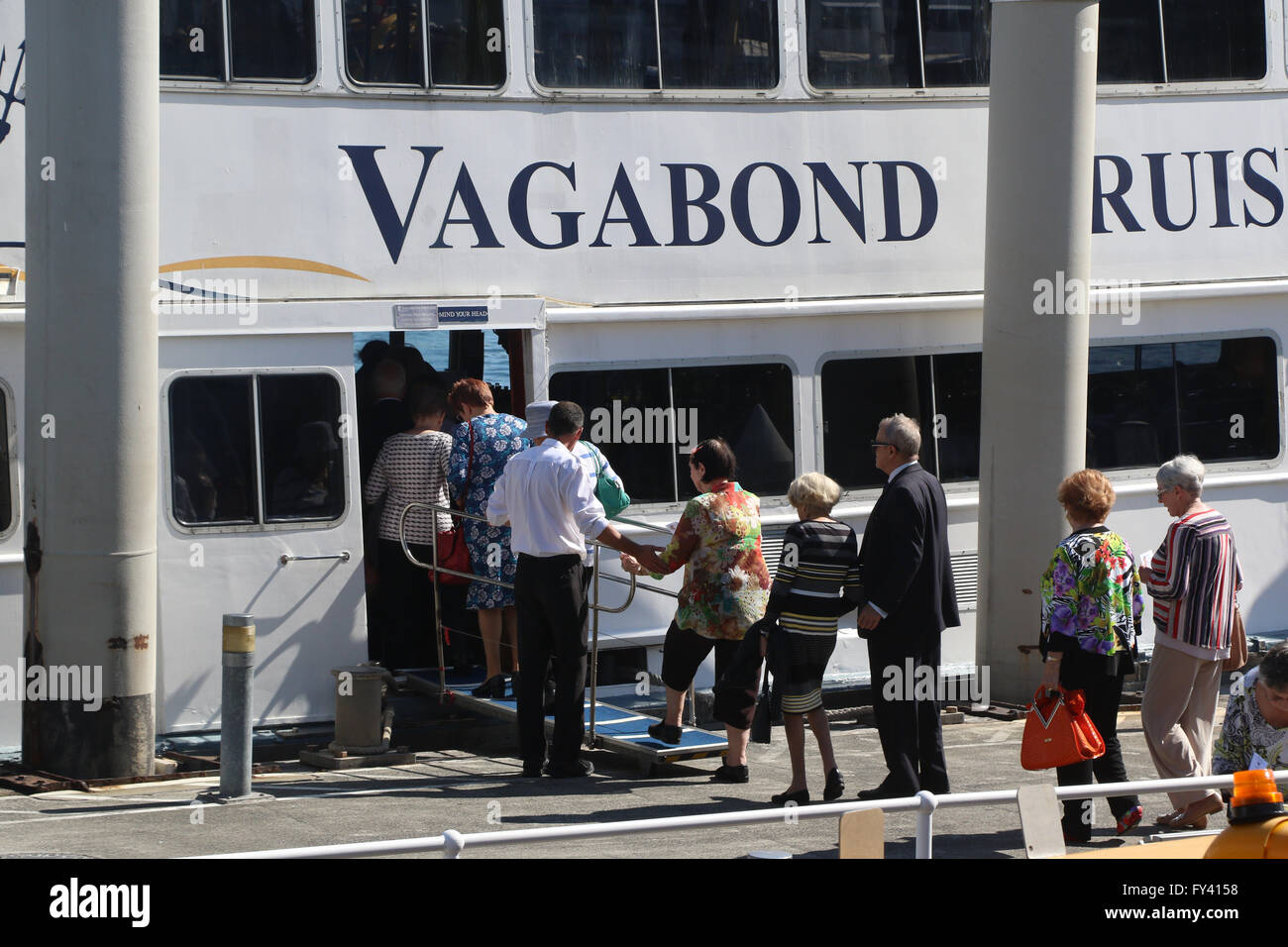 Sydney, Australia. Il 21 aprile 2016. La Australian Monarchist League ha organizzato un festeggiamenti di crociera con pranzo in onore della regina Elisabetta II è il novantesimo compleanno, che avviene lo stesso giorno. La crociera partì Kings Street Wharf, Darling Harbour a bordo Vagabond. Credito: Richard Milnes/Alamy Live News Foto Stock