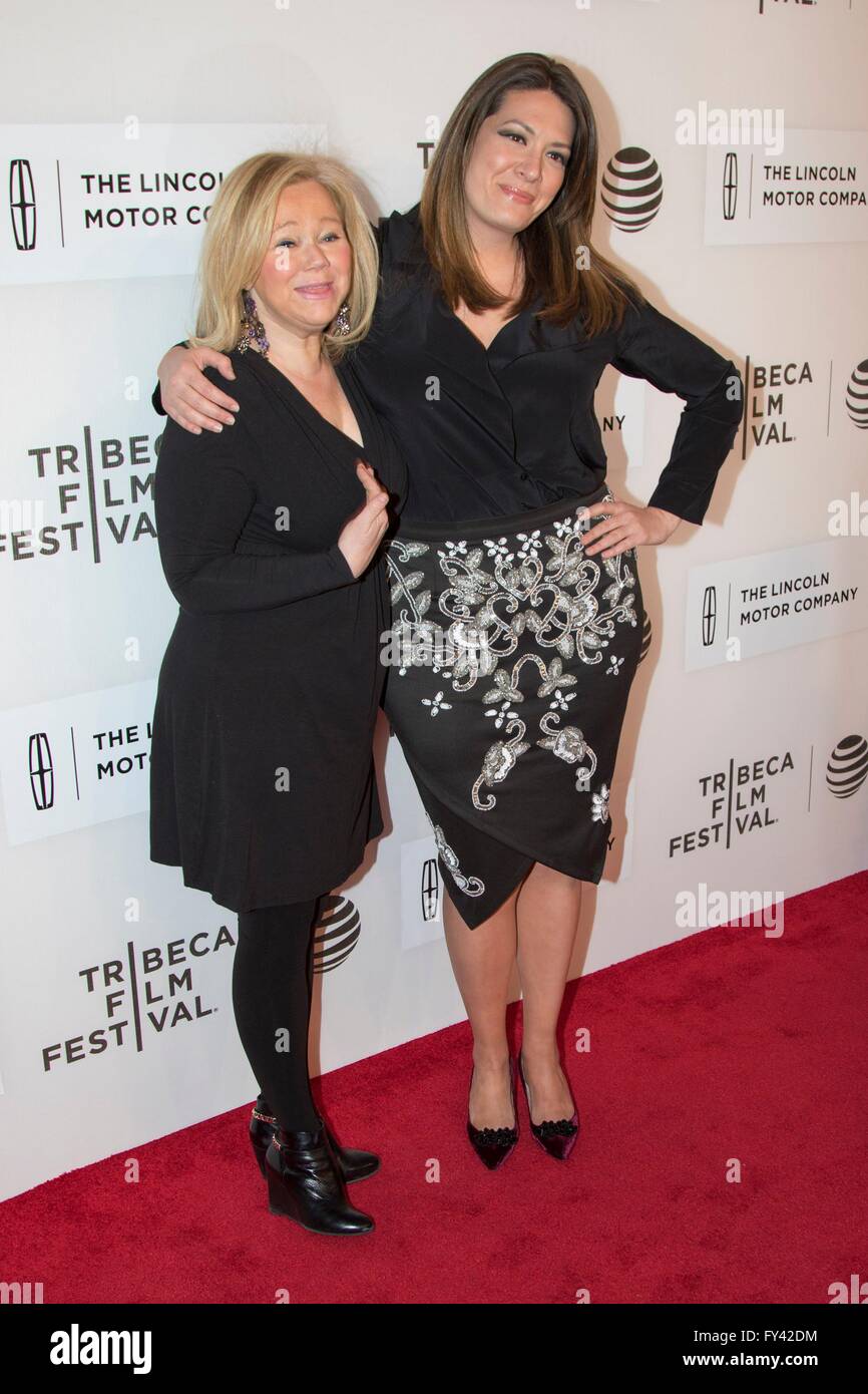 New York, NY, STATI UNITI D'AMERICA. Xx Apr, 2016. Caroline Rhea, Michelle Collins presso gli arrivi per un ologramma per il re Premiere a 2016 Tribeca Film Festival, Giovanni Zuccotti teatro a BMCC TPAC, New York, NY Aprile 20, 2016. Credito: Patrick Cashin/Everett raccolta/Alamy Live News Foto Stock